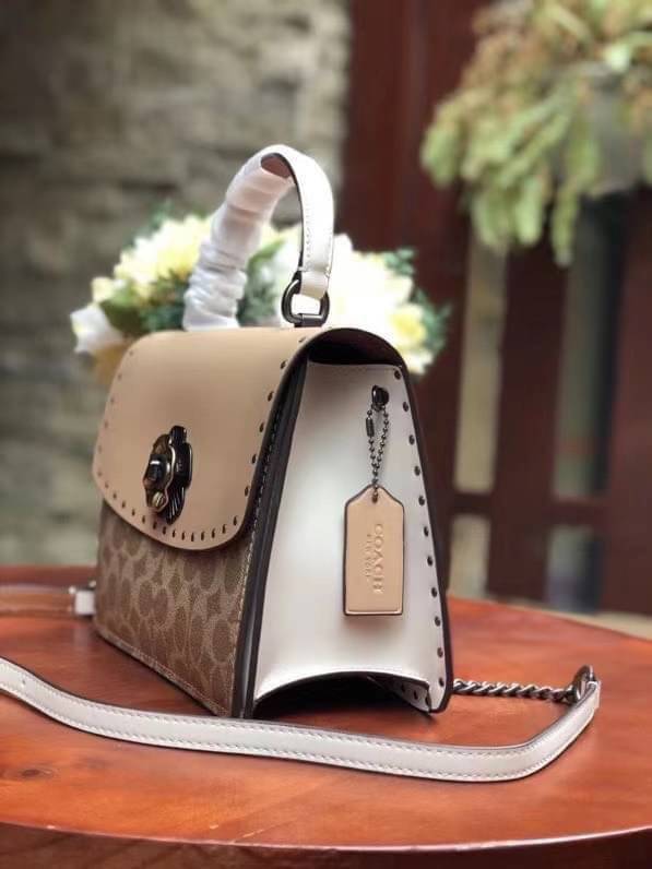 Coach Parker Top Handle In Signature Canvas With Rivet สินค้าใหม่ทรงน่ารัก ใช้แล้วดูแพงมากกก มีช่องใส่ขนาดกว้าง ใส่ของได้จำนวนมาก แถมยังสามารถถือเก๋ๆ แบบคุณนาย หรือสะพายเป็น crossbody ก็ได้ โดดเด่นด้วยลายsignature coach ใครยังไม่มีห้ามพลาดดดเลยนะ ของสวยจร