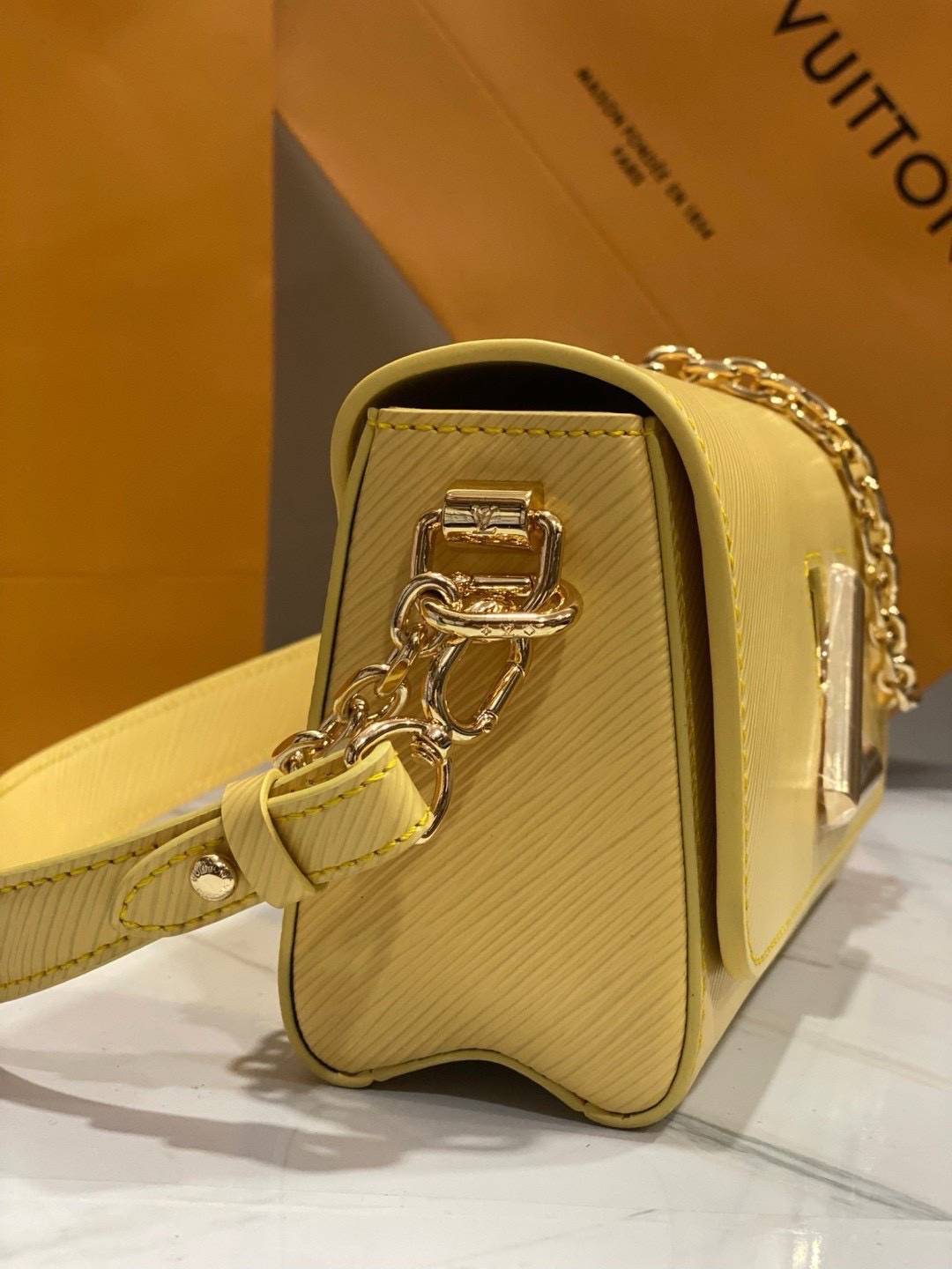 ORI หนังแท้ | LV Twist West Bag elongated shape in grained Epi leather กระเป๋าสะพาย/กระเป๋าถือ พร้อมสายโซ่ หนังลายเกรน Epi รูปทรงยาวและสง่างาม นำเสนอมุมมองใหม่สุดเท่ให้กับไอคอนของแบรนด์ ในหลากหลายเฉดสีทันสมัย