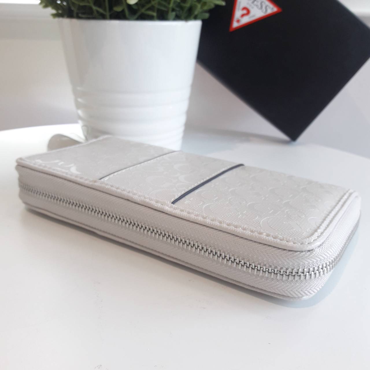 New Arrival!! ~~ Guess wallet กระเป๋าสตางค์หนังใบยาว ซิปรอบ พิมพ์ลายโลโก้ ด้านหน้าประดับด้วยโลโก้แบรนด์โลหะ เปิด-ปิดด้วยซิป แบ่งออกเป็น 2 ช่องใหญ่ สามารถใส่บัตรได้มากกว่า 6 ใบ ใส่ธนบัตรได้มากกว่า 2 ช่อง มีช่องใส่เหรียญและใส่มือถือได้ **สวยหรู ต้องมีครอบคร