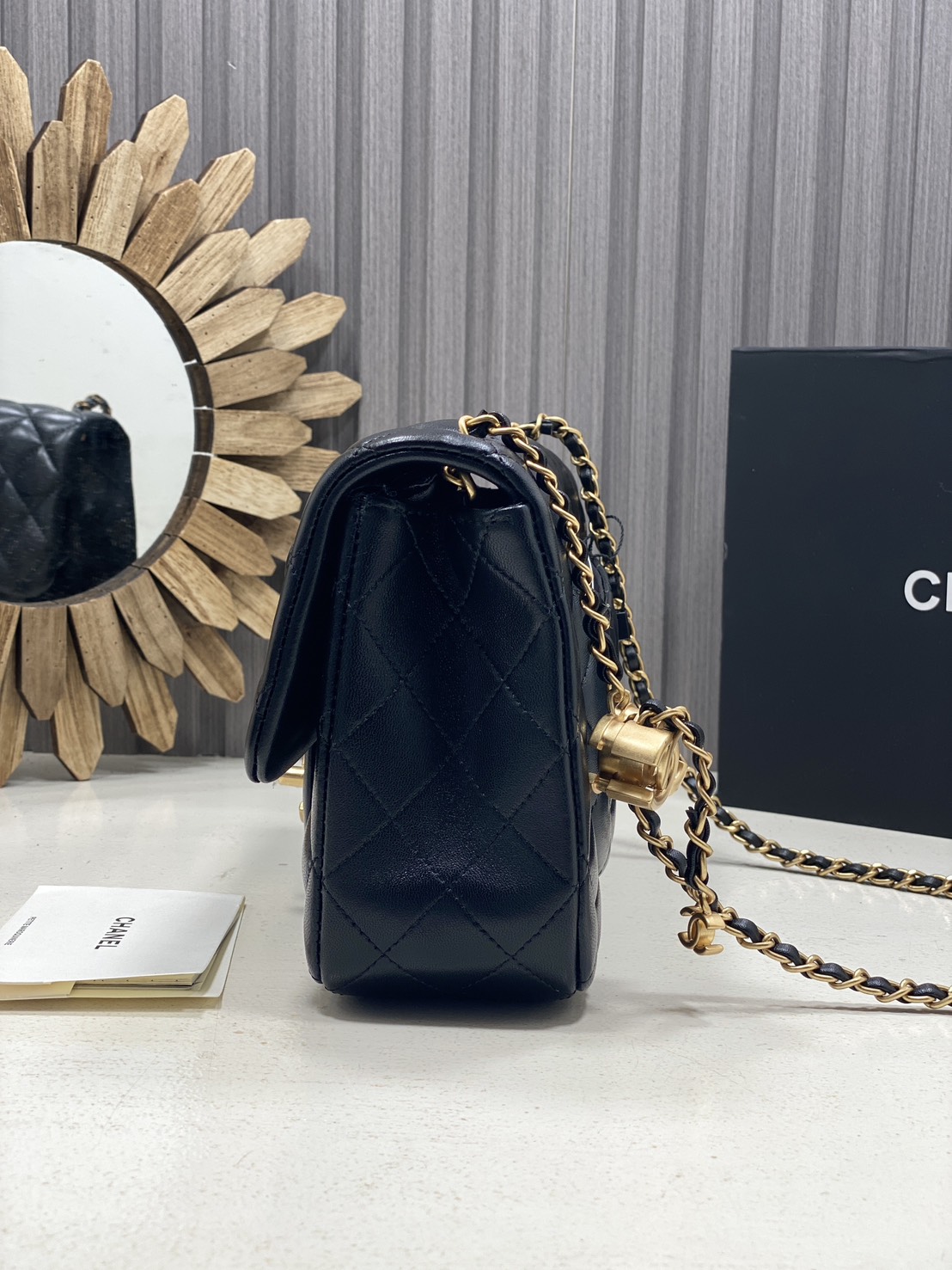 ORI หนังแท้ | Chanel Classic Flap Bag กระเป๋าสะพายรุ่นคลาสสิก สายประดับโลโก้สวยหรูอะไหล่สีทองสวยงาม