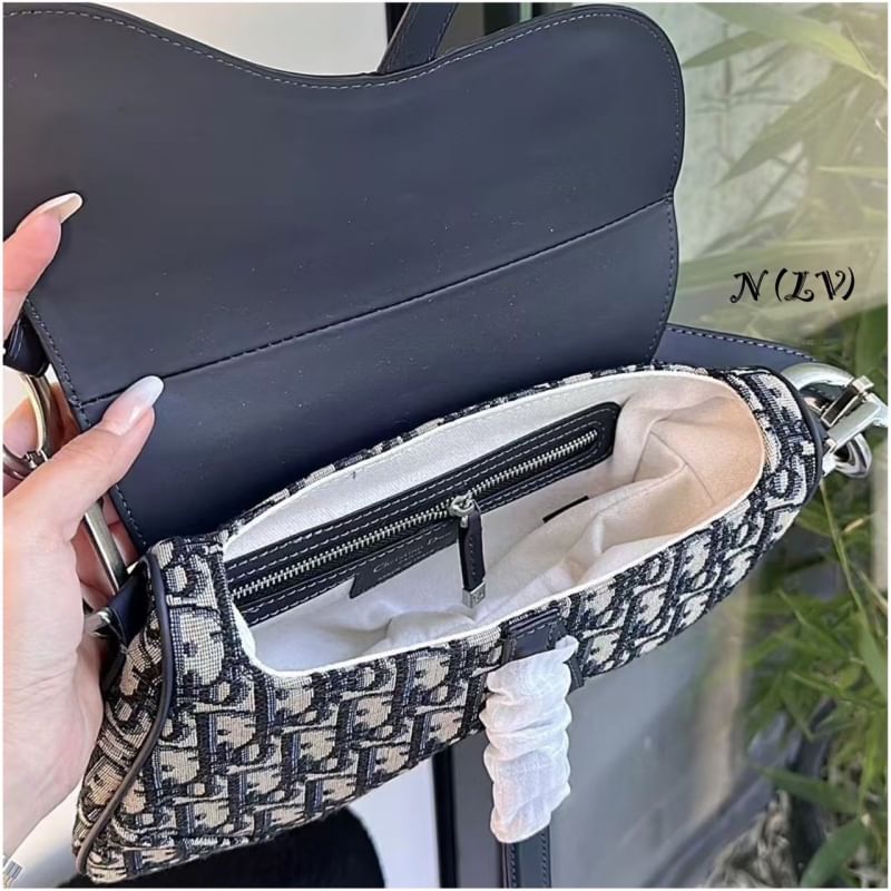 DIOR Saddle bag with shoulder strap Dior Oblique jacquard fabric and smooth Leather กระเป๋าสะพายทรงอานม้า กระเป่าที่มีเอกลักษณ์สวยงามเหนือกาลเวลา รุ่นใหม่ฝาพับแบบหนัง ทรงสวยไม่ซ้ำใคร