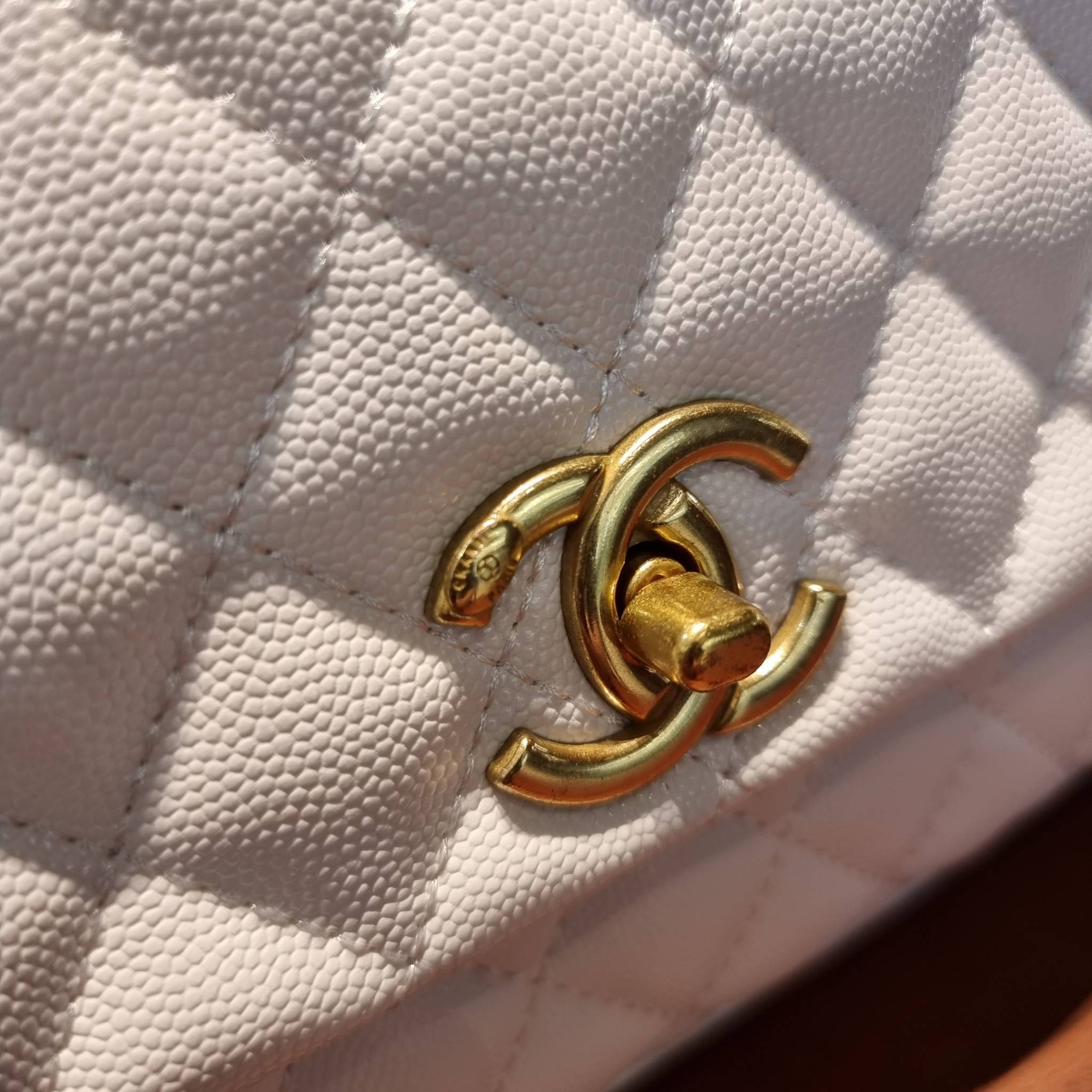 VIP 】รุ่นยอดฮิตตลอดกาล ไซส์กำลังสวย!! จากแบรนด์ Chanel กระเป๋าถือ/สะพาย หนังลายคาเวียร์ โลโก้เด่นชัด เปิด-ปิดกระเป๋าด้วยตัวบิดล็อค อะไหล่สีทองหรู ทรงสวยผู้ดี ภายในกระเป๋ามีช่องโล่งกว้างจุของได้พอสมควร มีช่องซิปแบ่งสัดส่วน ด้านหลังมีช่องเก็บของจุกจิกอีก 1 