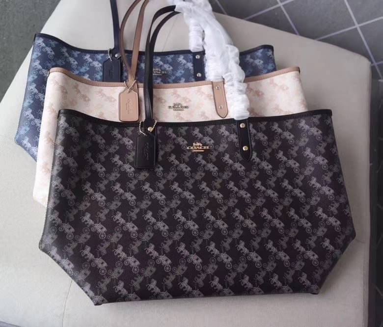 COACH 91107 REVERSIBLE CITY TOTE WITH HORSE AND CARRIAGE PRINT ใช้ได้ 2 ด้าน 🔺ทรง Tote รุ่นแนะนำค่ะ!! วัสดุ pvc อย่างดี นิ่มยวบตัวสวย ลายรถม้าทั้งใบค่ะ (ในไทยหายากค่ะลายนี้) 📌สามารถใช้ได้ทั้งด้านในและด้านนอกนะคะ สวยทั้ง2ด้านเลยทีเดียว เป็น