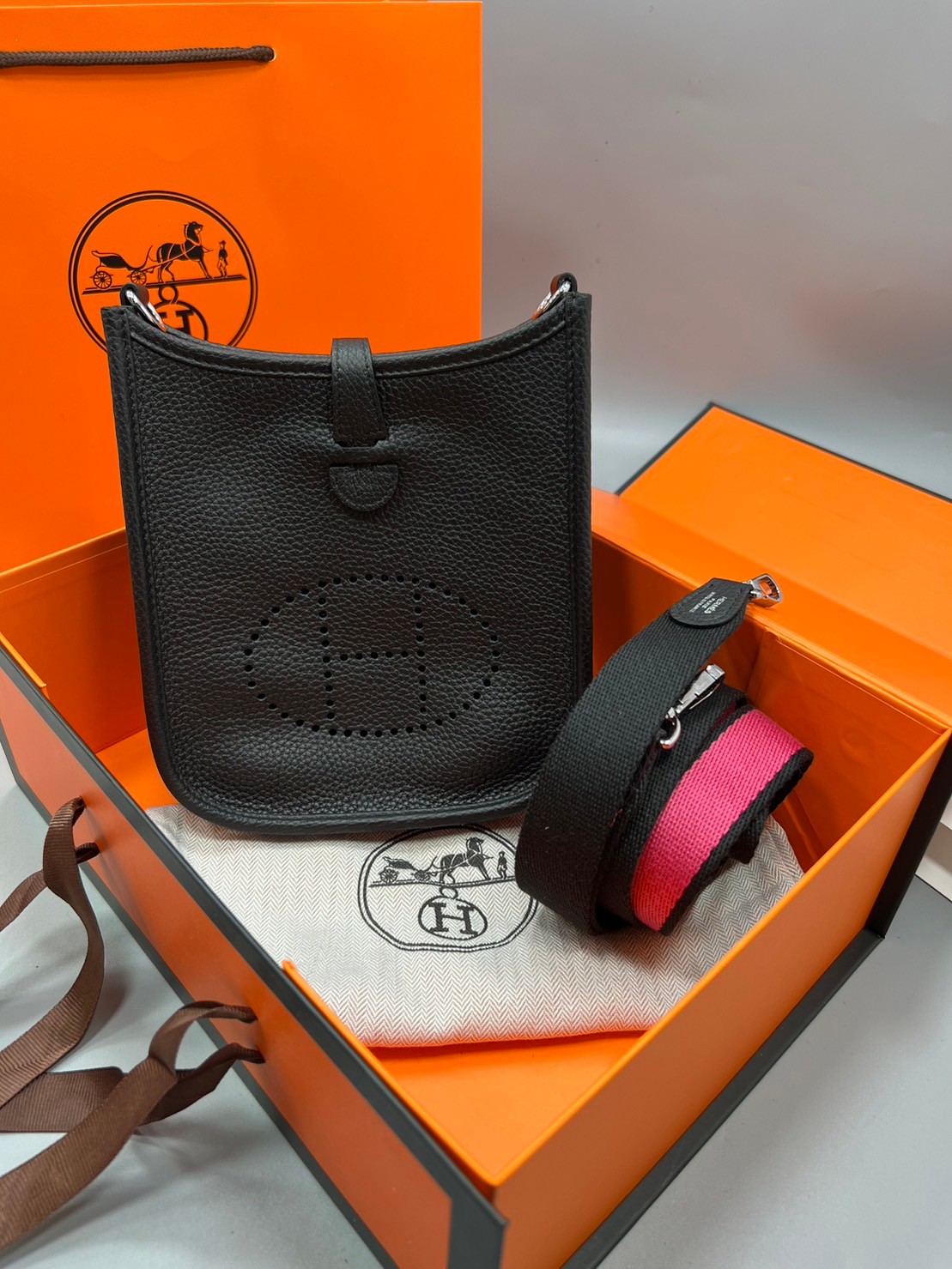 HERMES evelyne mini bag Luxury Bag กระเป๋าสะพายแบรนด์ดัง แบรนด์หรู คลาสสิกตลอดกาล ใช้ได้ทั้งชายหญิง ใบเดียวจบ สวยรวยปัง เกรดท็อปออริจินอล ภาพสินค้าถ่ายจากงานขายจริง ใช้งานต่างประเทศได้