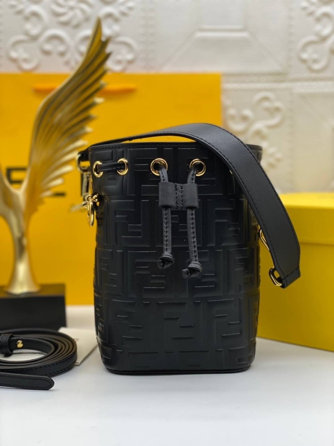 พร้อมส่ง 3 สี FENDI Mon Tresor Black leather mini-bag / FENDI Bucket Bag กระเป๋าสะพายทรงบัคเก็ตงานหนังเต็มใบ ไซส์มินิ เกรดออริ สลับแท้ 1:1