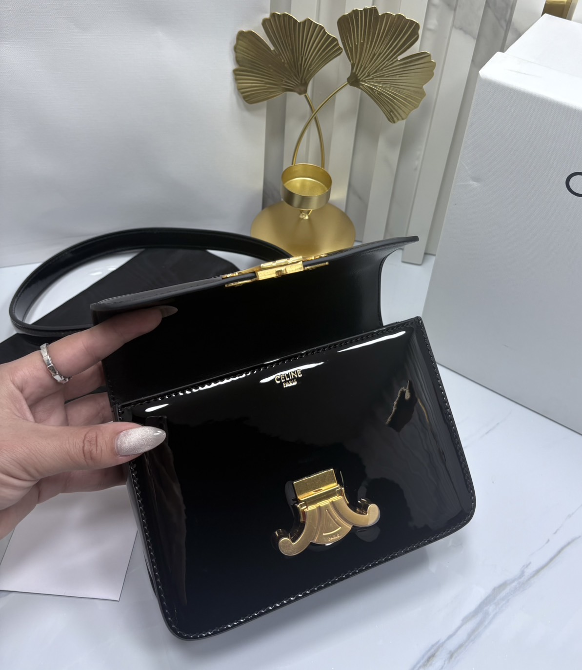สลับแท้ CELINE TEEN GARANCE bag in PATENT CALFSKIN กระเป๋าสะพายไหล่หนังแท้ รุ่นใหม่ล่าสุดหนังเงาสวยงามหรูหรา 🤍 เกรดออริจินอล สลับแท้ 1:1 ภาพถ่ายจากงานขายจริง ใช้งานต่างประเทศได้