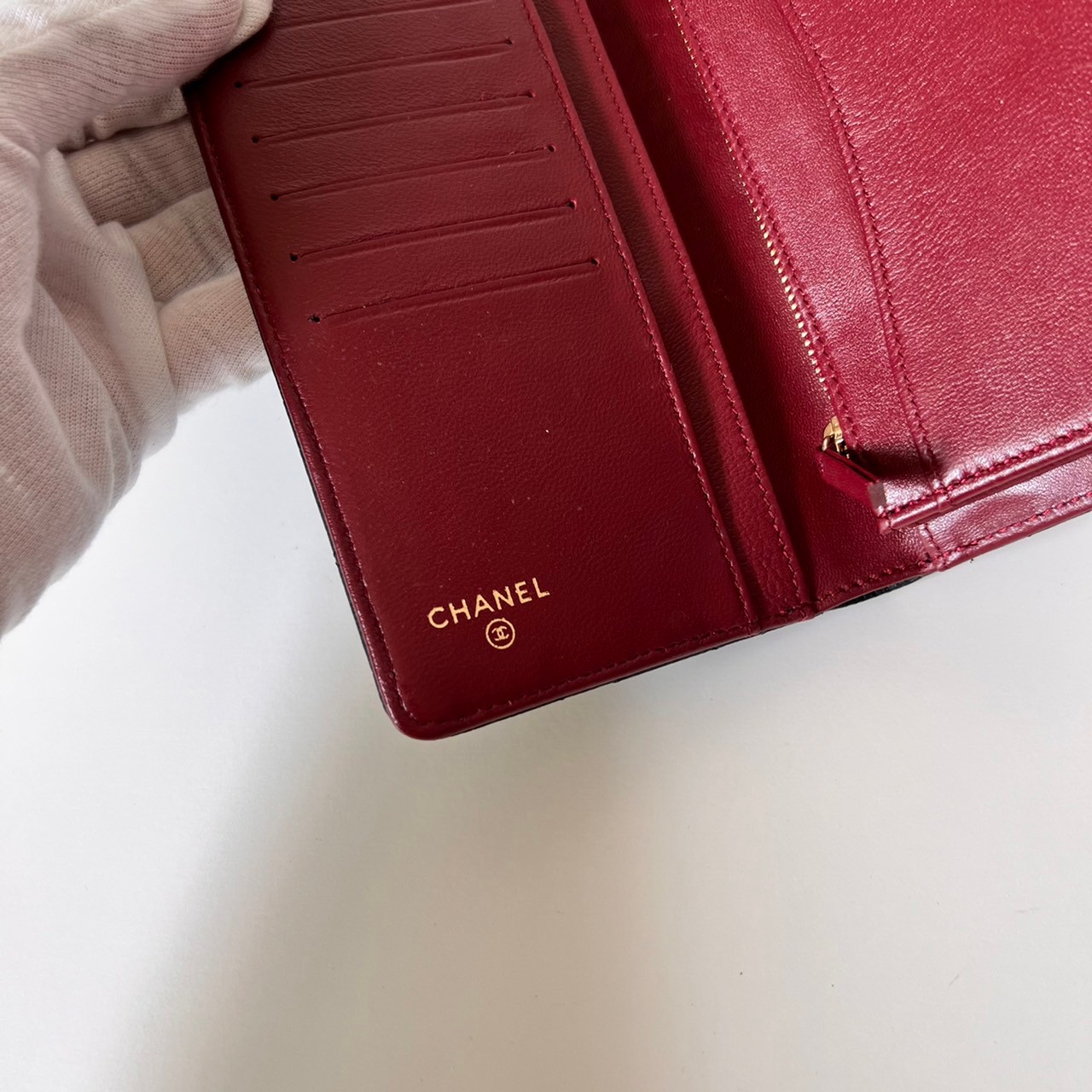 หนังแท้ CHANEL LONG WALLET รุ่นยอดนิยมไอเท็มฮิตวัสดุหนังคาเวียร์สวยคลาสสิคเปิดปิดด้วยฝาปิดกระดุมด้านหน้ามีโลโก้แบรนด์อะไหล่ทอง/เงินสวยหรู ภายในสีแดงเบอกันดี้ มีช่องซิปด้านในเรียกว่าใบเดียวจบ เป็นใบยอดนิยมของสาวๆ เลยค่าา พร้อมส่งที่ไทยไม่ต้องรอพรีฯ สาวก Ch