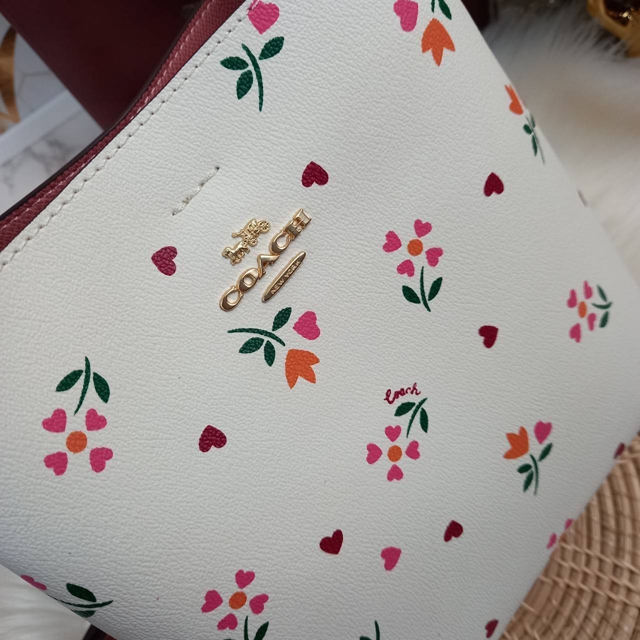 COACH SMALL TOWN BUCKET BAG WITH HEART PETAL PRINT(C7975//C7976)🌺💞กระเป๋าถือ กระเป๋าสะพาย ทรงฮิตยอดนิยมตลอดกาล>>ปริ้นลายดอกไม้รูปหัวใจมินิ น่ารักเกินเบอร์มาก🥰 ไม่ว่าจะออกมาคอลเลคชั่นไหนๆ ก็ครองใจสาวๆไปได้ทุกรุ่น/ วัสดุหนังแคน