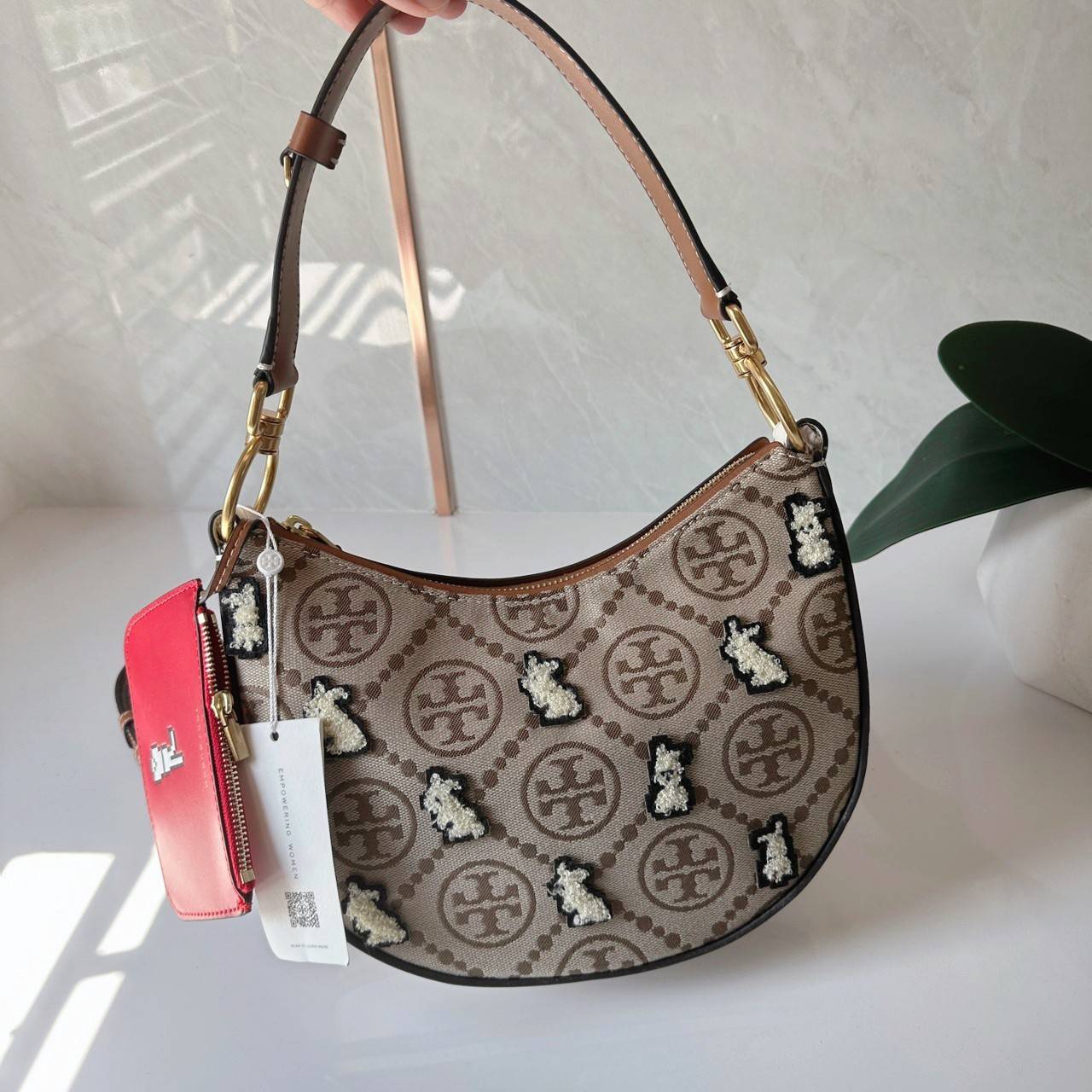 TORY BURCH Mini T Monogram Embroidered Rabbit Crescent Bag 🐇 คอลเลคชั่นกระต่ายสุดร้อนแรงแห่งปี 🥕🥕 คอลเลคชั่นทีบ่งบอกสไตล์ที่ทันสมัยทรงครึ่งวงปักลายกระต่ายบนกระเป๋าสุดน่ารัก โด่ดเด่น