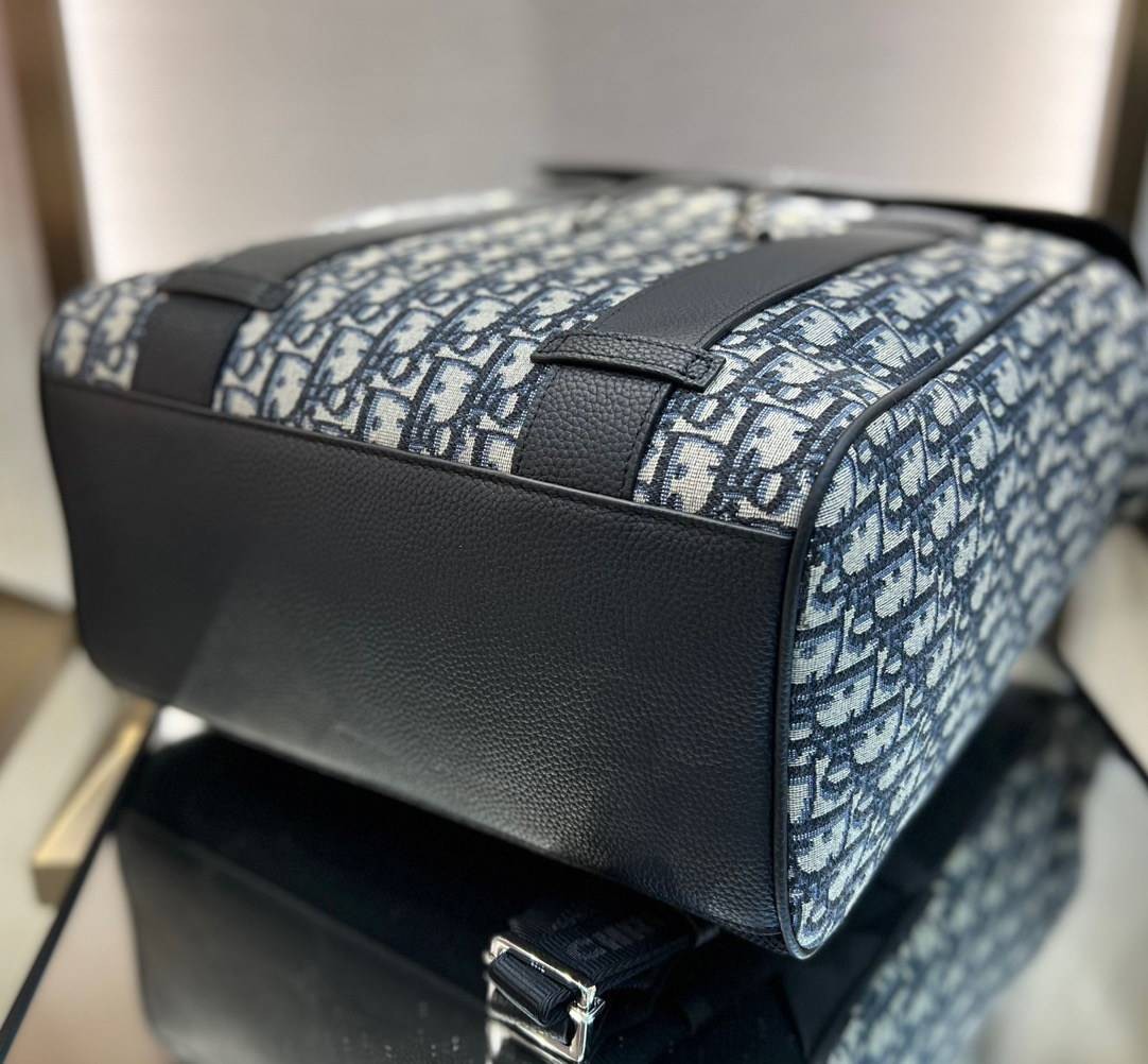 หนังแท้ CHRISTIAN DIOR MOTION BACKPACK Beige and Black Dior Oblique Jacquard and Black Grained Calfskin พร้อมส่งที่ไทย กระเป๋าเป้ใบใหญ่ จุของได้เยอะมาก ภายในโล่งกว้าง วัสดุหนังแท้และผ้าแจ็คการ์ดอย่างดีทั้งใบ เกรดเทพออริจินอลหนังแท้ทั้งใบ ภาพสินค้าถ่ายจากง