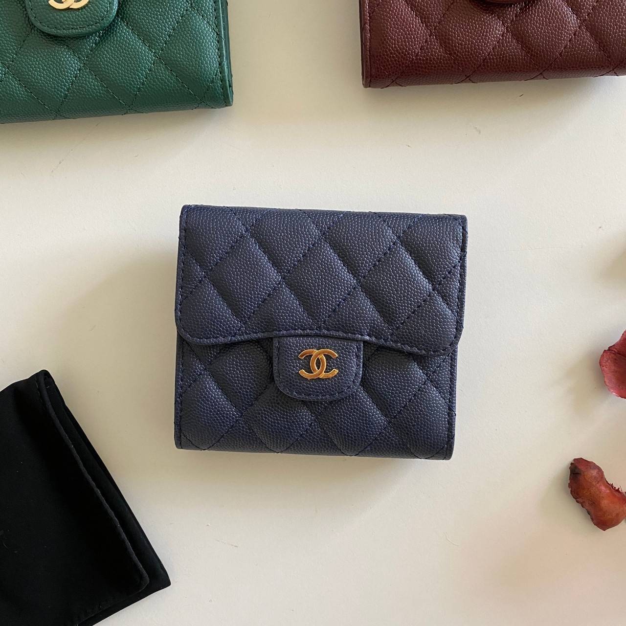 หนังแท้ Chanel Classic small wallet caviar 3 พับ พร้อมส่งที่ไทย รุ่นยอดนิยมไอเท็มฮิตวัสดุหนังแท้คาเวียร์สวยคลาสสิคเปิดปิดด้วยฝาปิดกระดุมด้านหน้ามีโลโก้แบรนด์อะไหล่ทองสวยหรูดูดี ตัวจริงสวยน่าใช้ Chanel mini นาทีนี้กำลัง in สุดๆ ภาพสินค้าถ่ายจากงานขายจริง ใ