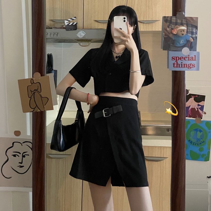 พร้อมส่ง ⭐️ Kenia skirt กระโปรงสั้นแต่งเข็มขัด (33952)