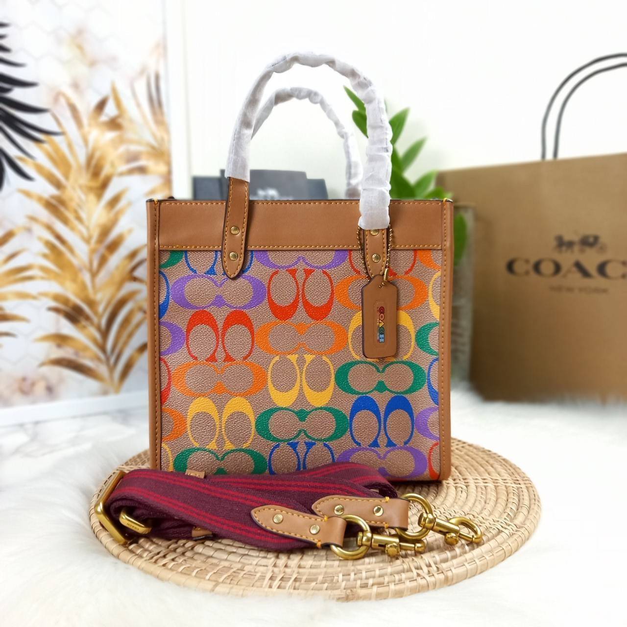 OUTLET 】COACH FIELD TOTE 22 IN RAINBOW SIGNATURE CANVAS(COACH C5142) ความสดใส พร้อมแจ้งเกิด สวยทุกฤดูกาลมากจริงๆ🌺 คอลเลคชั่น ที่ไม่ต้องพูดเยอะ//กระเป๋าทรงTOTE // ว้สดุหนังแคนวาส เก็บดีเทลด้วยหนังแท้ สวยเนียบ ด้วยลาย C signature สีรุ้ง🌈 มีส