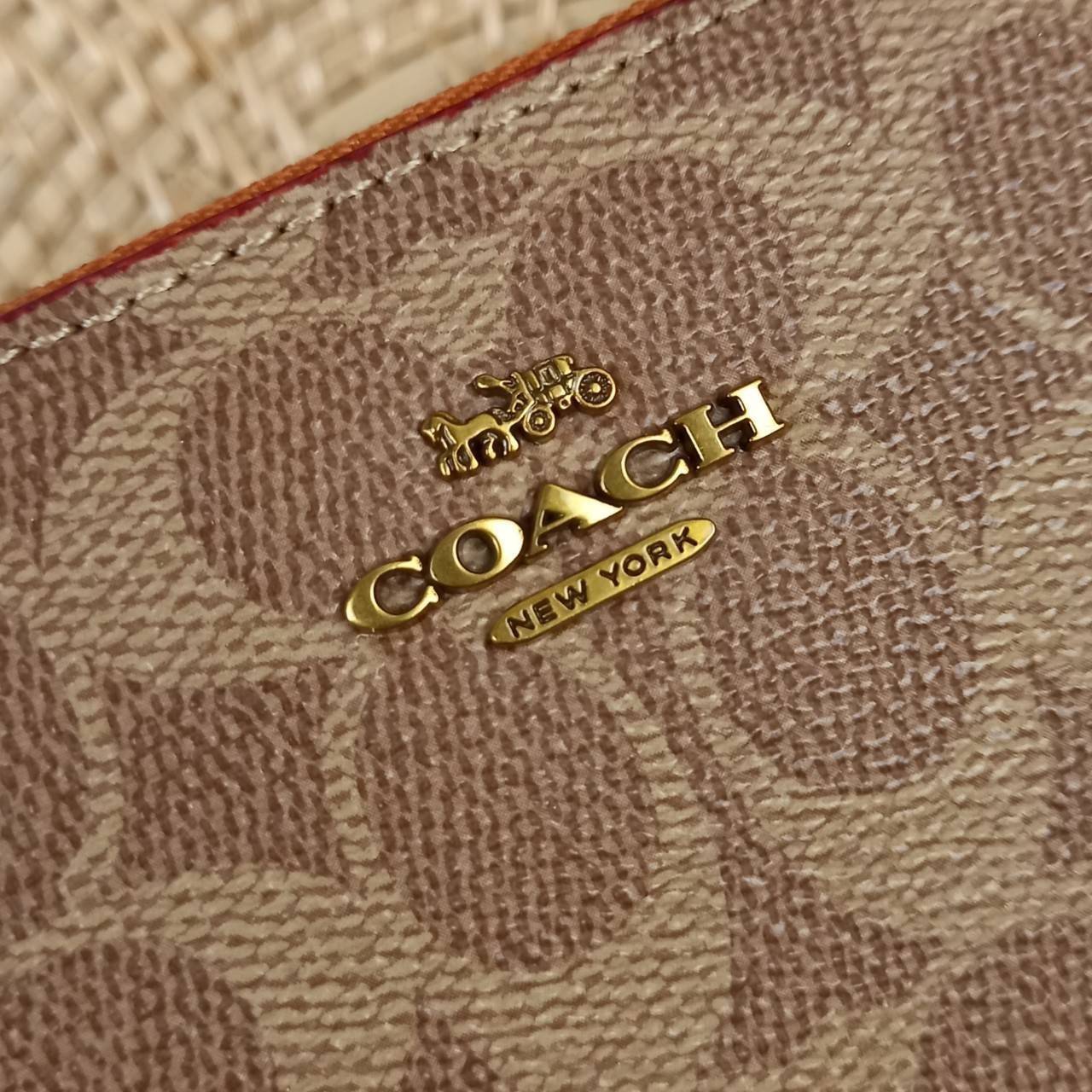 COACH KIRA CROSSBODY IN SIGNATURE CANVAS (COACH F89399)🍁เหมาะมือมาก หยิบใช้ง่ายสบายเลย🌈//รุ่นนี้ จะถือ จะคล้องมือ สะพายคลอสบอดี้ ได้หลายลุค จัดวางตามต้องการได้เลย // มีสายคล้องมือ และสายยาว สามารถถอดได้ทั้ง 2 สาย //เปิด-ปิดด้วยซิป มี2 ช่อง