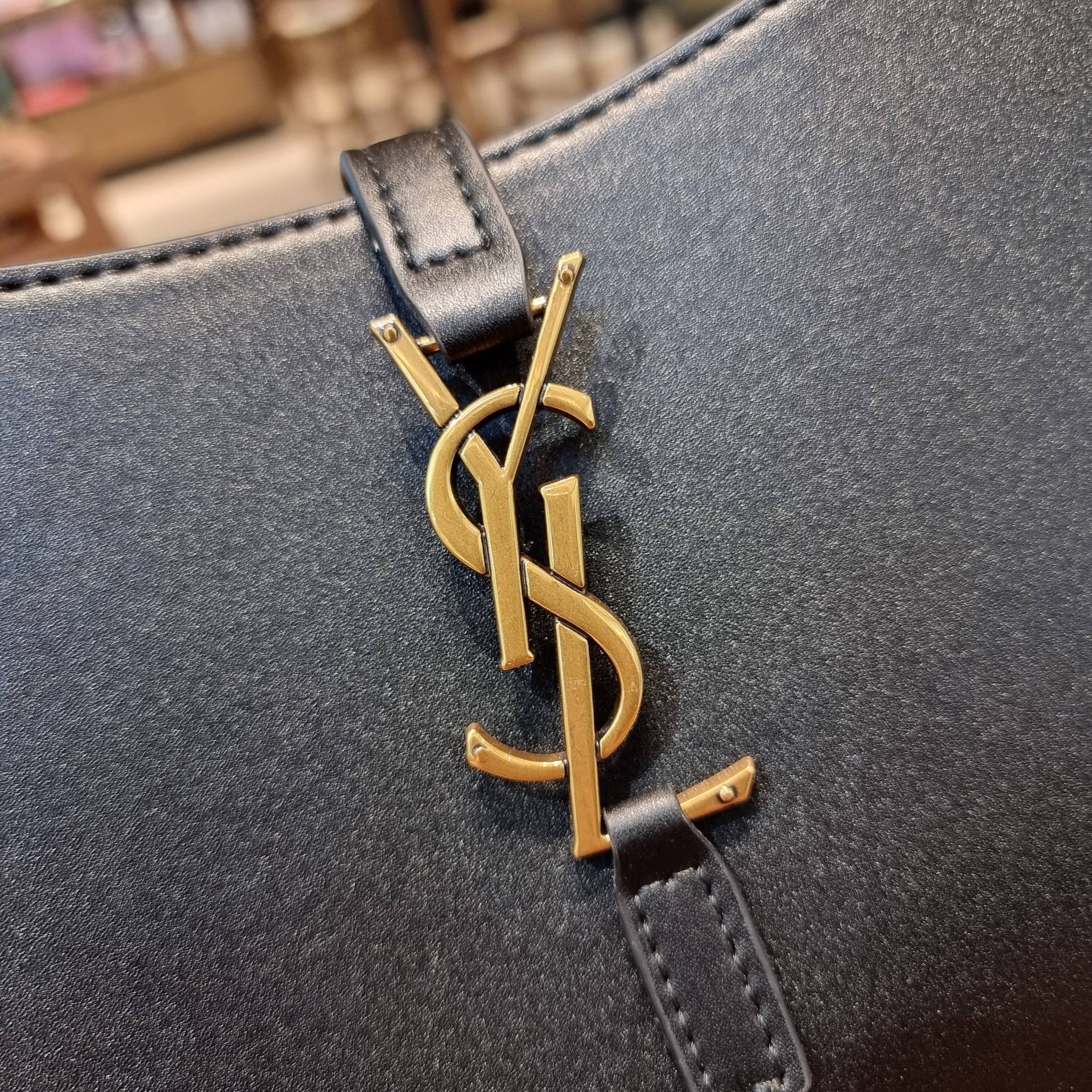 YSL LE 5 À 7 HOBO BAG IN SMOOTH LEATHER / Yves Saint laurent hobo bag กระเป๋าสะพายไหล่ ดีเทลหรู สวยครบทุกมุม ตอบโจทย์สาวๆทุกไลฟ์สไตล์ เพราะใช้งานได้ง่ายและสะดวก วัสดุหนังแท้ สัมผัสดีงาม น้ำหนักเบา ดูแพงที่สุด โดดเด่นด้วยโลโก้ สามารถเกี่ยวคล้องเพื่อล็อคปิด