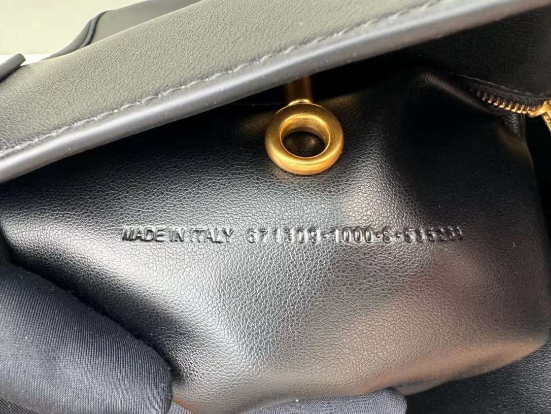 Balenciaga Tote Leather Shoulder Bag กระเป๋าสะพายไหล่ทรงโท้ทดีไซน์สวยเลิศ!! ไม่ซ้ำ เอกลักษณ์ที่โดดเด่นด้วยรูปทรงใช้งานง่าย ภายในกระเป๋าเป็นช่องโล่ง จุของได้เยอะ