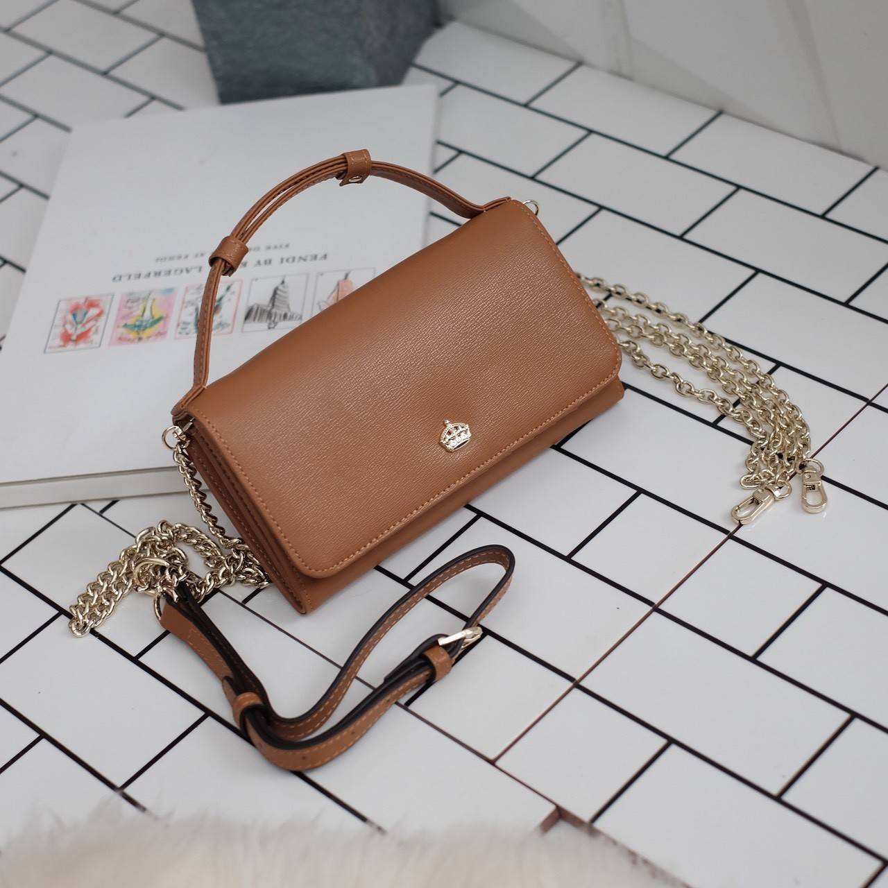 รุ่นขายดี **หนังวัวแท้สวยมาก KEEP • Ari • กระเป๋า สตางค์ยาว ปรับเป็นคลัช หรือถือ สะพาย ก้อได้หมด ขนาด กะลังดี ทรงสวย แค่ใบเดียวจบ! หนังคุณภาพเยี่ยม ภายใน จุของคุ้ม ใส่บัตร ใส่มือถือได้ทุกรุ่น ใบนี้ จะแต่งกับ Look ไหนก้อเข้ากันได้ดีแน่นอนค๊า Don't mis