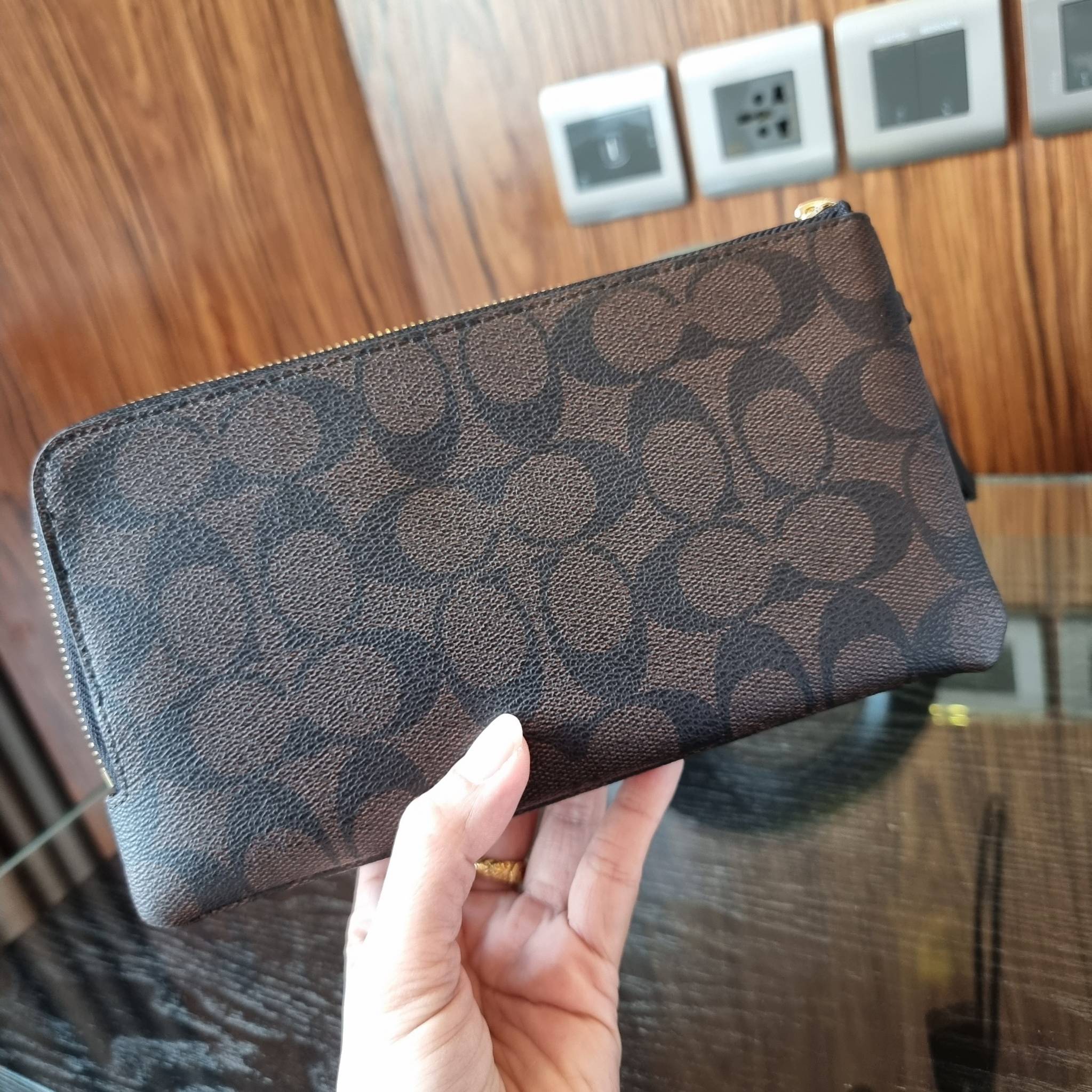 COACH F54057 DOUBLE ZIP WALLET IN SIGNATURE กระเป๋าคล้องมือ size L ใบนี้ใส่มือถือได้ทุกรุ่น ขนาดกำลังดี พกพาสะดวกมากๆ วัสดุหนังสังเคราะห์ ภายในเป็นผ้าสีสวยคม ใส่ธนบัตร ใส่บัตรได้เยอะ ใส่มือถือได้สบายๆทุกรุ่น ตอบโจทย์สาวๆที่ไม่ชอบพกเยอะวุ่นวายจ้า ใบนี้เอาอ