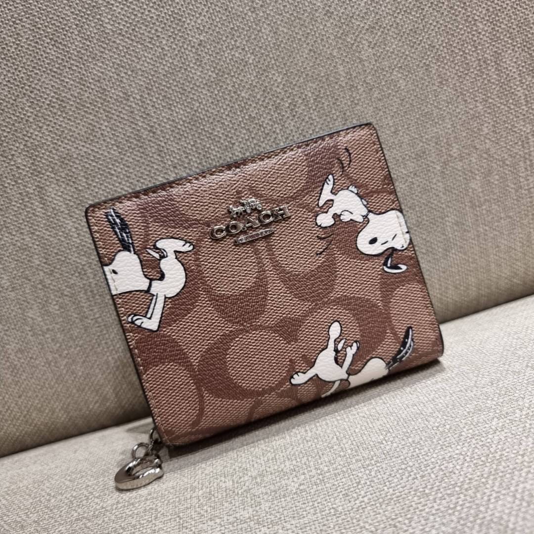 C4591 C4592 COACH COACH x PEANUTS SNAP WALLET IN SIGNATURE CANVAS WITH SNOOPY PRINT / WITH WOODSTOCK PRINT กระเป๋าสตางค์ใบเล็ก ขนาดกำลังเหมาะ ดีไซน์น่ารักอีกแล้วจ้า ♥️ มันน่ารักน่าใช้มาก โดดเด่นด้วยลายคอลเลคชั่นยอดฮิต วัสดุหนังแคนวาสเคลือบลาย เปิด-