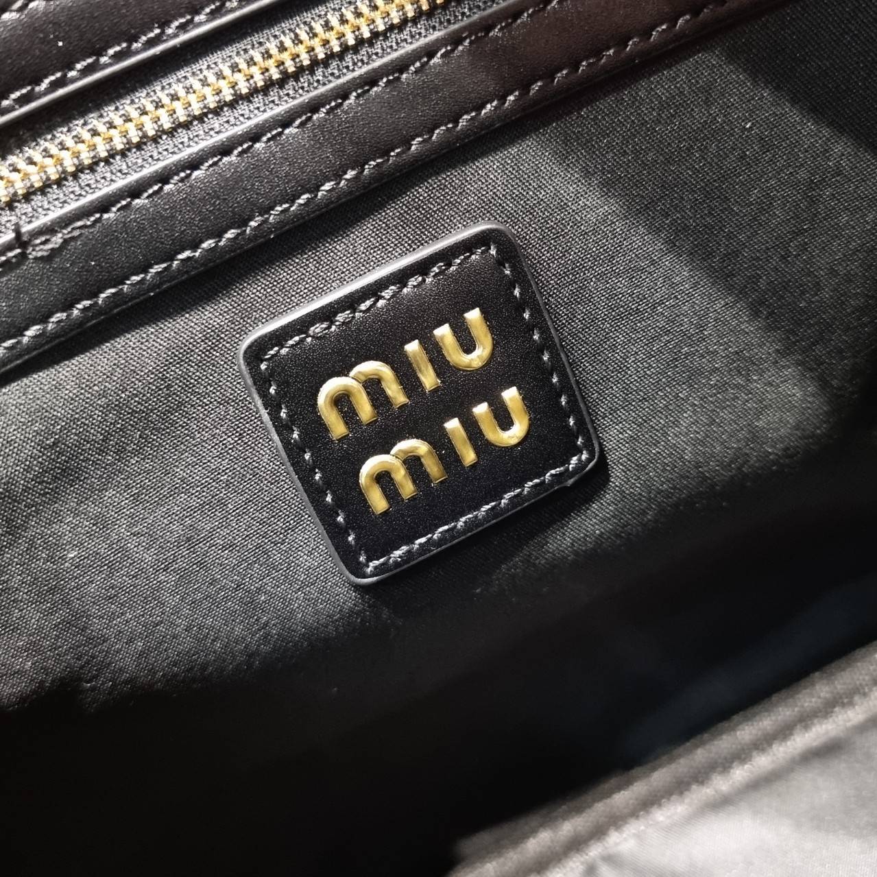 MIU MIU LEATHER BEAU BAG กระเป๋าถือรุ่นสุดจึ้ง ที่ไม่มีตอนนี้คือพลาด ดีไซน์เรียบแต่มากมีอยู่จริง สวยดูแพง หูจับในตัวง่ายและสะดวกพกพา เพียงแค่คล้องไหล่ ขนาดใหญ่จุของได้แบบสบายๆ