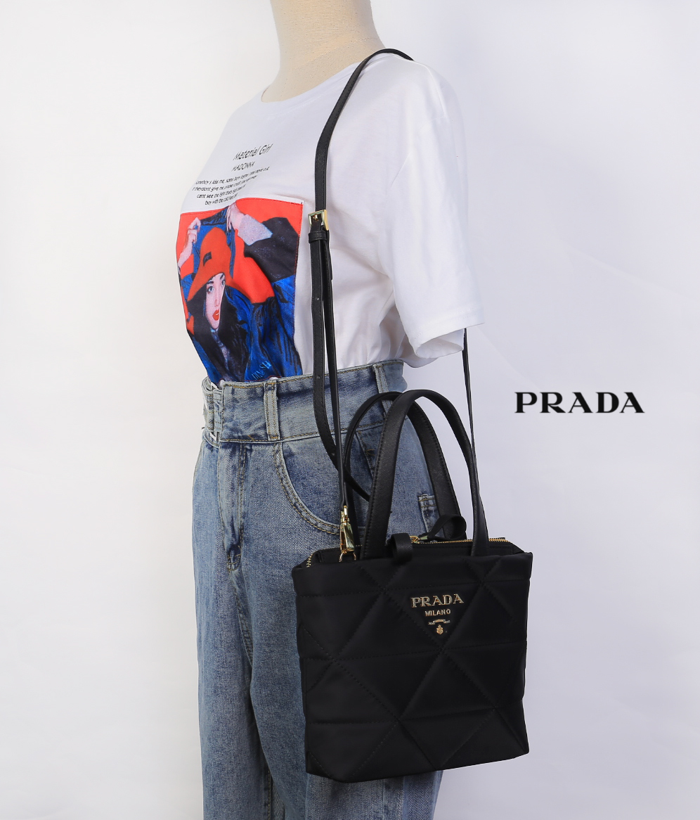 Prada Re-Nylon padded tote bag / Prada Logo Plaque Cross Body Phone Case กระเป๋า Crossbody สุดเก๋ วัสดุ Nylon เปิด-ปิด ด้วยซิป ด้านหน้าประดับด้วยโลโก้แบรนด์ น้ำหนักเบา ด้านในเป็นช่องโล่งกว้าง ซับในพิมพ์ลายแบรนด์สวย ตามแบบฉบับ ใส่ I Phone ได้สบายเลยค่ะ บอก