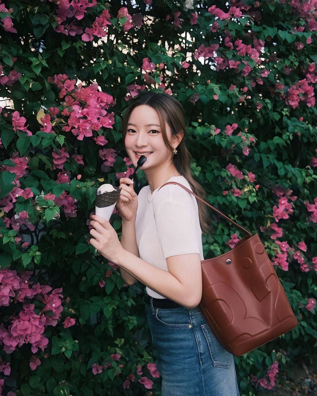 Rally The Bag Whisper กระเป๋าทรงบัคเก็ตงานหนังรุ่นใหม่ ฮอทติดลมบน มาแรงสะพายกันทั่วบ้านทั่วเมือง สายแบกสายขนห้ามพลาดจุของได้เยอะ รุ่นหนังผิวสัมผัสนิ่มมือ ทนทานและจุสิ่งของได้ครบครัน โดดเด่นด้วยโลโก้ตัวนูน