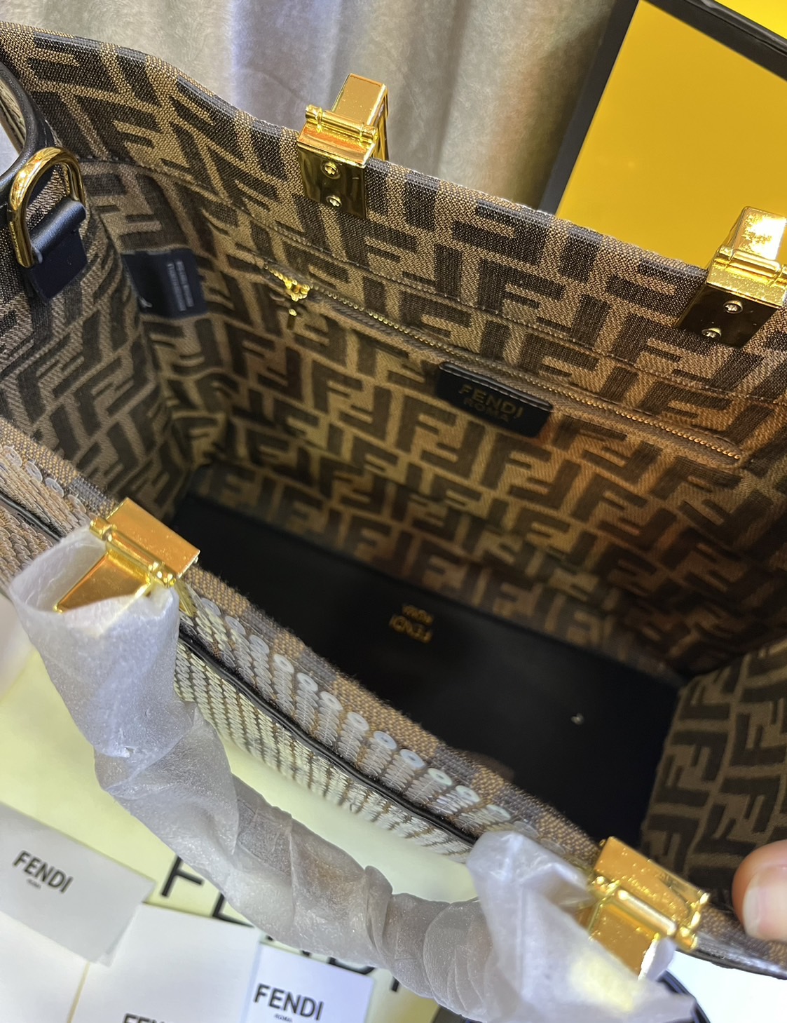 FENDI Sunshine Large jacquard FF sequins shopper / Fendi Tote bag 36cm พร้อมส่ง กระเป๋าสะพายทรงโท้ท ปักเลื่อมแวววาว รุ่นใหม่ สวยหรู **สินค้าเกรดออริจินอล 1:1 สลับแท้