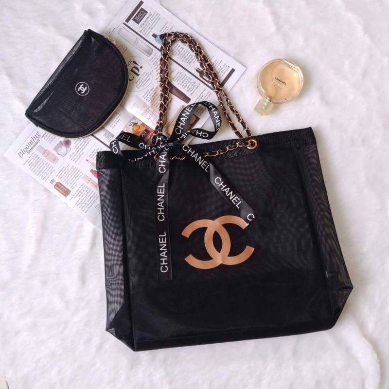 Chanel Shopping Ribbin bag Gold Chain With + Cosmetic Pouch กระเป๋าสะพายใบใหญ่ทรง Shopping พร้อมกระเป๋าใส่เครื่องสำอางค์ ใบเล็ก จากงานพรีเมี่ยมกิ้ฟของแท้นำเข้าจาก Chanel Perfume Counter ใบใหญ่วัสดุ Nylon โปร่ง อะไหล่โรสโกลด์ เปิดปิดด้วยแถบแม่เหล็กซ่อนด้าน