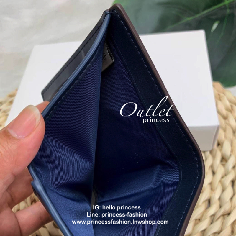 COACH SHOT WALLET BAG กระเป๋าสตางค์ใบสั้น วัสดุหนังแกะสวย ลายน่ารัก ขนาดกำลังดี เปิดปิดกระเป๋าแบบกระดุม ข้างในมีช่องใส่ธนบัตรตามยาวได้ ช่องใส่บัตรต่างๆได้ถึง 9 ใบ พร้อมช่องซิปด้านหลังใส่เหรียญหนึ่งช่องค่ะ เป็นอีกรุ่นที่น่าใช้