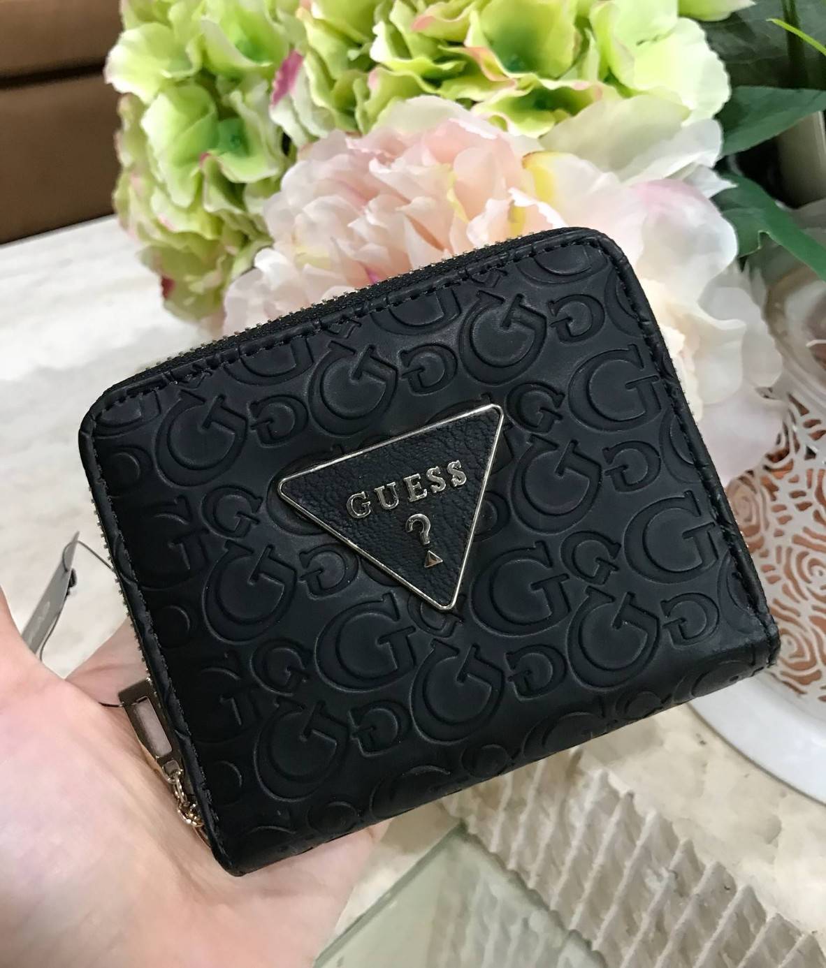 GUESS FACTORY WOMEN'S SHORT WALLET กระเป๋าสตางค์สั้นรุ่นใหม่ล่าสุดไอเท็มแนะนำวัสดุหนังปั้มโลโก้รอบใบสวยอยู่ทรงด้านหน้าประดับโลโก้แบรนด์ ภายในมีช่องใส่ธนบัตรใส่เเบงก์พันได้ มีช่องใส่เหรียญ ช่องใส่บัตรหลายช่อง ตัวจริงสวยน่าใช้ ภาพถ่ายจากสินค้าจริงมาพร้