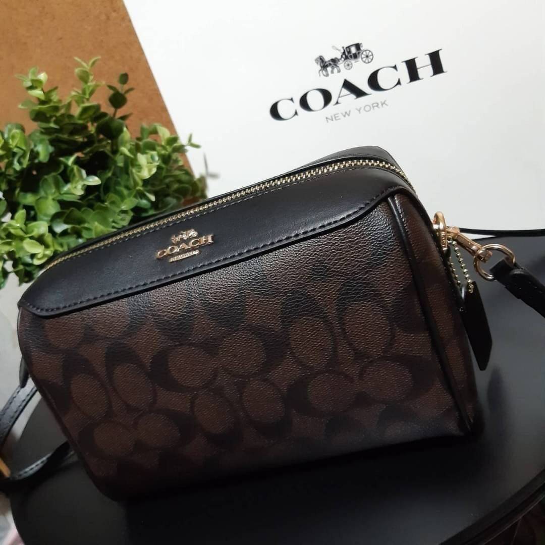 COACH BENNETT CROSSBODY IN SIGNATURE CANVAS กระเป๋าสะพายข้าง รุ่นหมอนไร้หูในตำนาน!! คัมแบคจ้า กลายเป็นรุ่นที่ตามหากันไปแล้วน้า ด้วยทรงที่คลาสสิค บวกดีไซน์เรียบแต่แฝงความหรู ใครๆก็หลงรักแหละ!! ดูออก!! วัสดุหนังแคนวาสเคลือบคุณภาพดี เปิด-ปิดด้วยซิป มาพร้อมสา