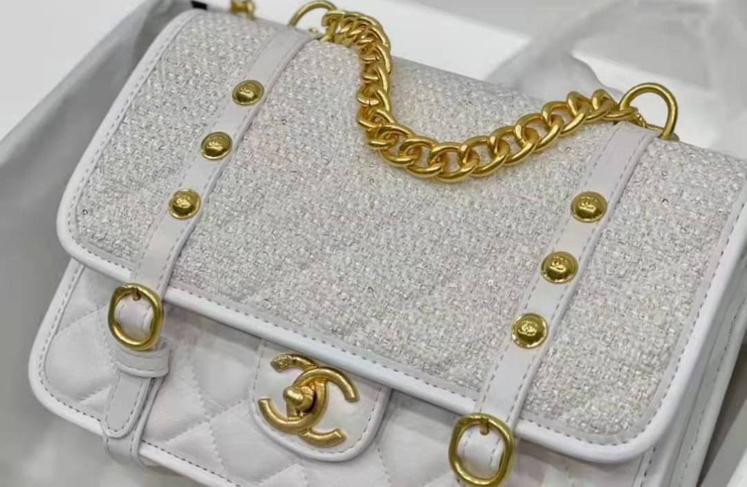 Chanel อเนกประสงค์ รุ่น Limited edition ลายตาราง ปักหมุดอะไหล่ทอง หนังแท้ น้ำหนักเบา มีช่องใส่ของจุกจิก เปิดปิดด้วยฝาปิดกระดุม มีช่องใส่บัตร ช่องซิป ช่องหลัง ใส่กระเป๋าสตางค์ใบยาว ได้ค่ะ ตัวจริงสวยมากๆถูกใจรีบจองนะคะ ใส่มือถือได้ทุกรุ่น สายสะพายโซ่+หนัง แ