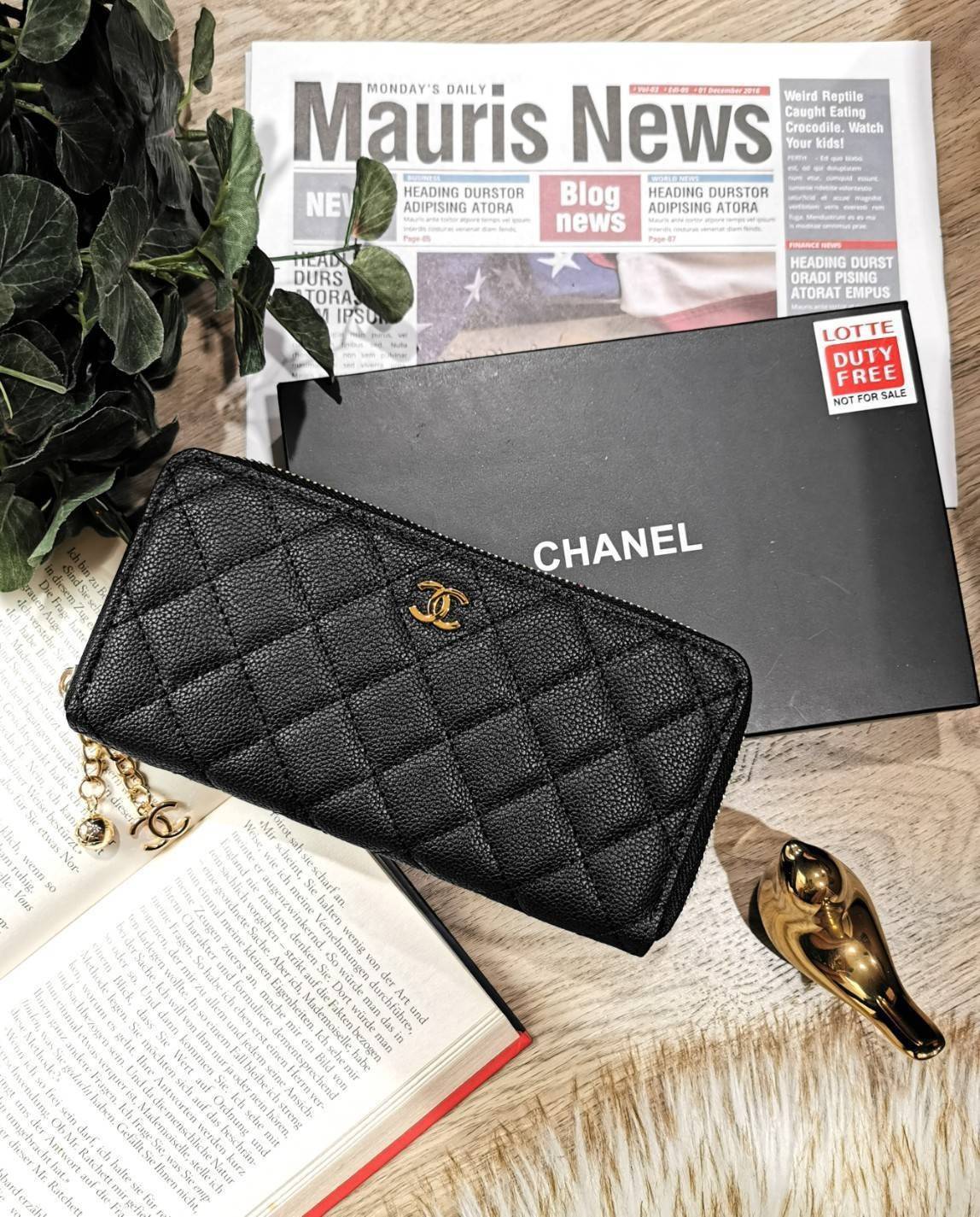 พรีเมี่ยมกิ๊ฟแท้ 100% 】Chanel Beaute Wallet Complimentary VIP Gift With Purchase (GWP) กระเป๋าสตางค์พรีเมี่ยมกิ๊ฟ จาก Chanel Cosmetic Counter Duty free วัสดุหนังคาเวียร์สวยหรูเปิดปิดด้วยซิปสะดวกใช้ ด้านหน้าประดับโลโก้แบรนด์อะไหล่ทอง