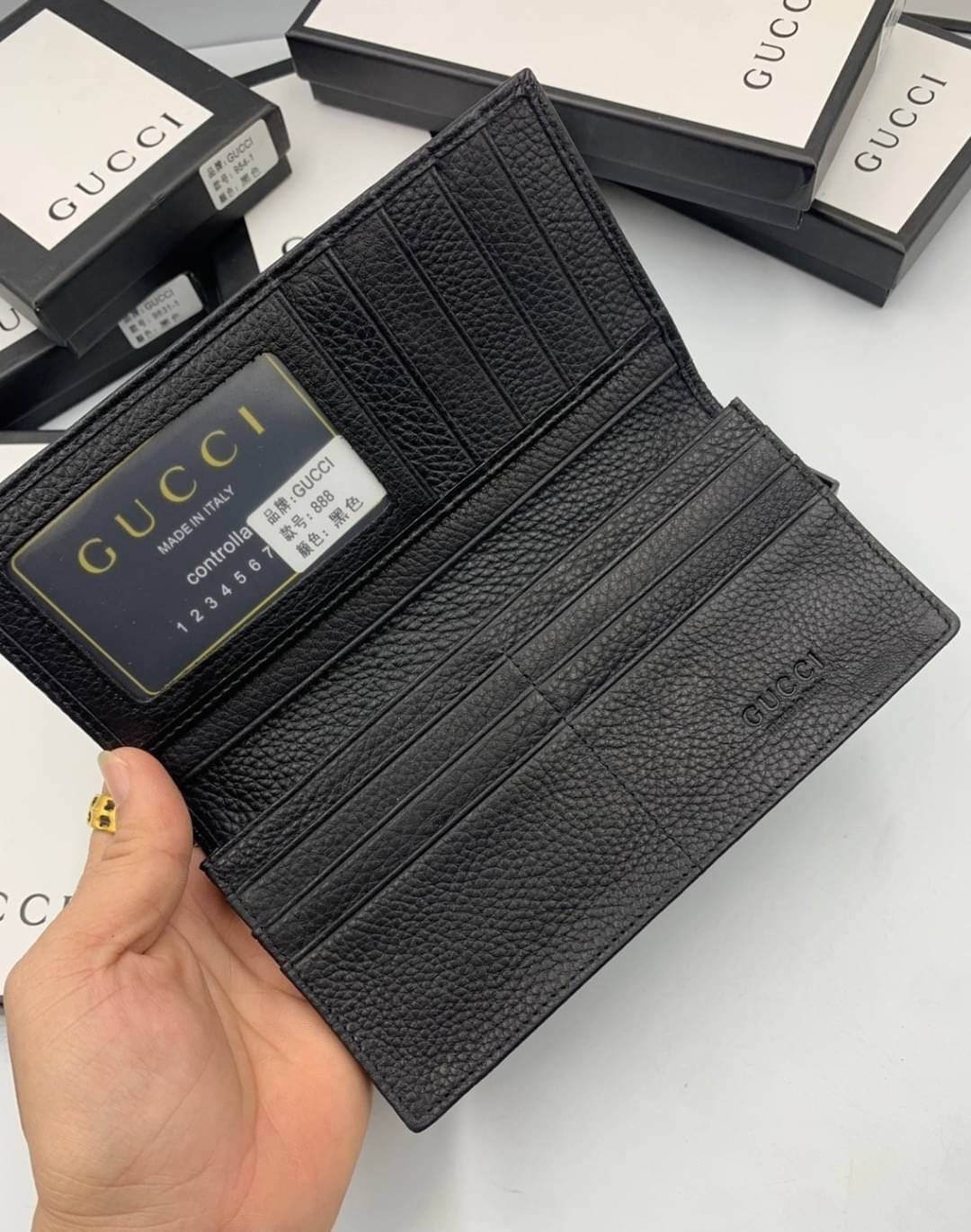 หนังแท้ GUCCI Men Long Wallet รุ่นใหม่ล่าสุด!! หนังสวยเริด ดีงามมากค่าาา กระเป๋าสตางค์ใบยาว ดีไซน์ใหม่ สวยดูหรู ถือใช้กำลังเหมาะมือ ใส่บัตรได้เยอะ ใส่ธนบัตรได้ทุกชนิด มาครบ set พร้อมส่ง!! เป็นไอเท็มที่หนุ่มๆต้องมีจริงๆจ้า 😎😎