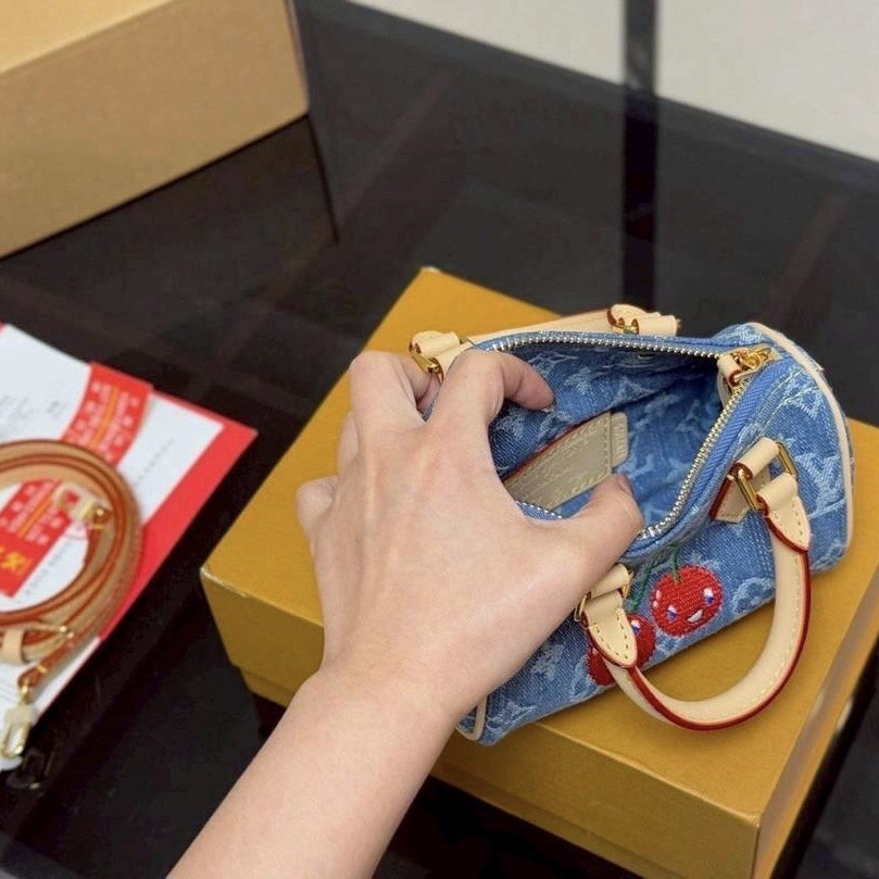 LV x TM Micro Speedy Denim Cerise Bag Charm Monogram cherry denim กระเป๋าถือทรงหมอนใบจิ๋วน่ารักปุ๊กปิ๊ก ให้ลุคคุณหนูลูกคุณน่ารักเวอร์lะกดทุกสายตาโดดเด่นมีชีวิตชีวา ด้วยเดนิมวินเทจปักลายเชอร์รี่สีสันสดใสสะดุดตาสะท้อนสไตล์ไอคอนิก