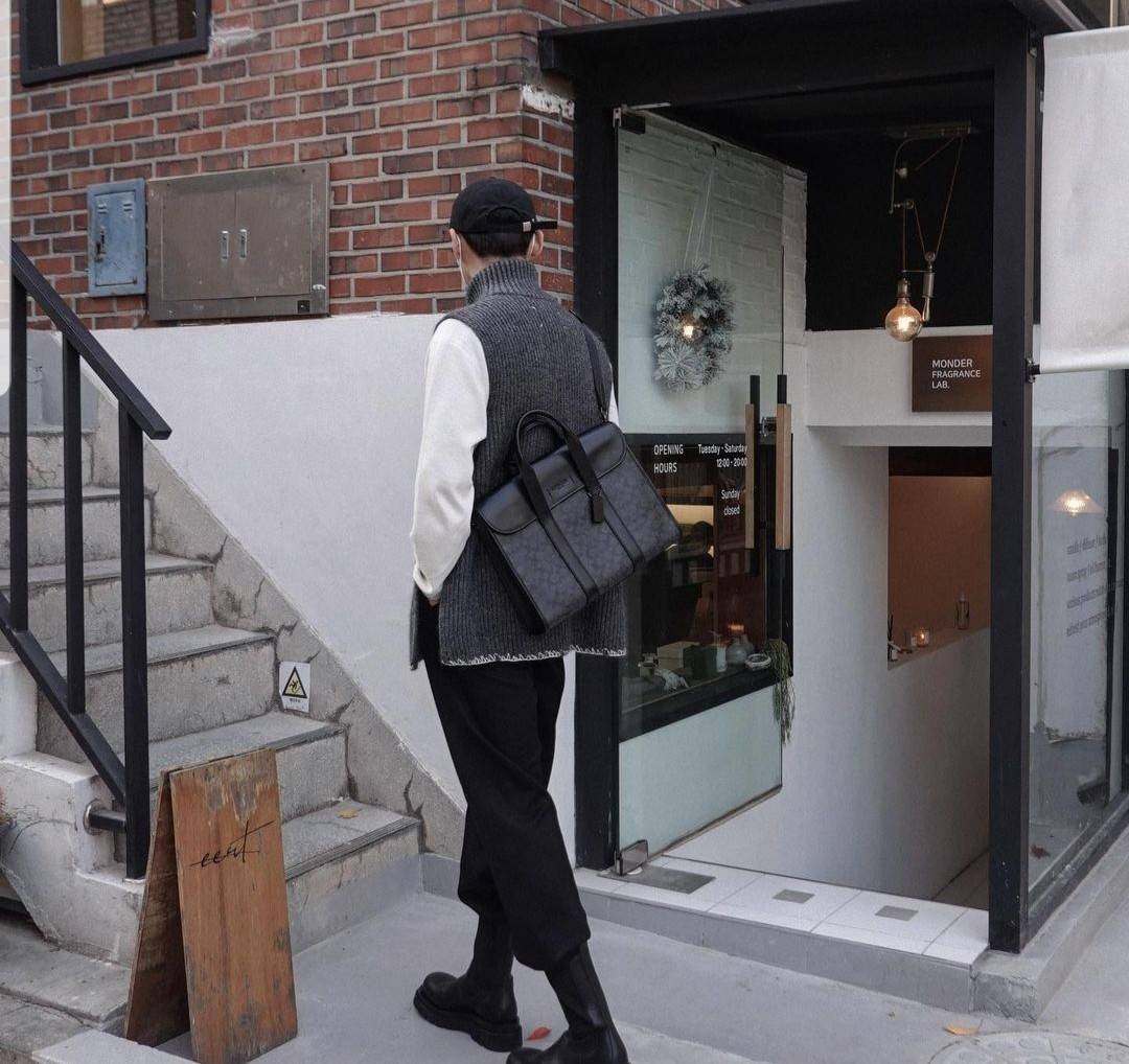 COACH METROPOLITAN PORTFOLIO IN SIGNATURE CANVAS (COACH 39775)🍁 เอาใจสาย smart กับรุ่นยอดฮิต ใช้งานได้ลงตัวสุดๆ ถือว่าเป็นอีกรุ่นที่ถามกันเข้ามาเยอะมากๆ และใช้งานได้ครบฟังก์ชั่นจริงๆ >>วัสดุแคนวาส สลับหนังแท้ หนังคุณภาพมากๆ มีสายสะพายยาว ถอด