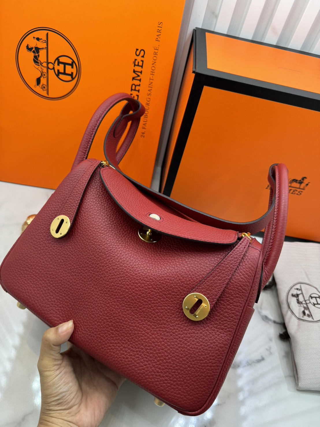 พร้อมส่ง 15 สี HERMES Lindy 26 bag กระเป๋าทรงโท้ทหนังสวยอย่างดี เอกลักษณ์ของความเรียบหรูไฮคลาสอย่างสมบูรณ์แบบ เกรดออริ สลับแท้ งานสวยตามรูป ใช้งานต่างประเทศได้