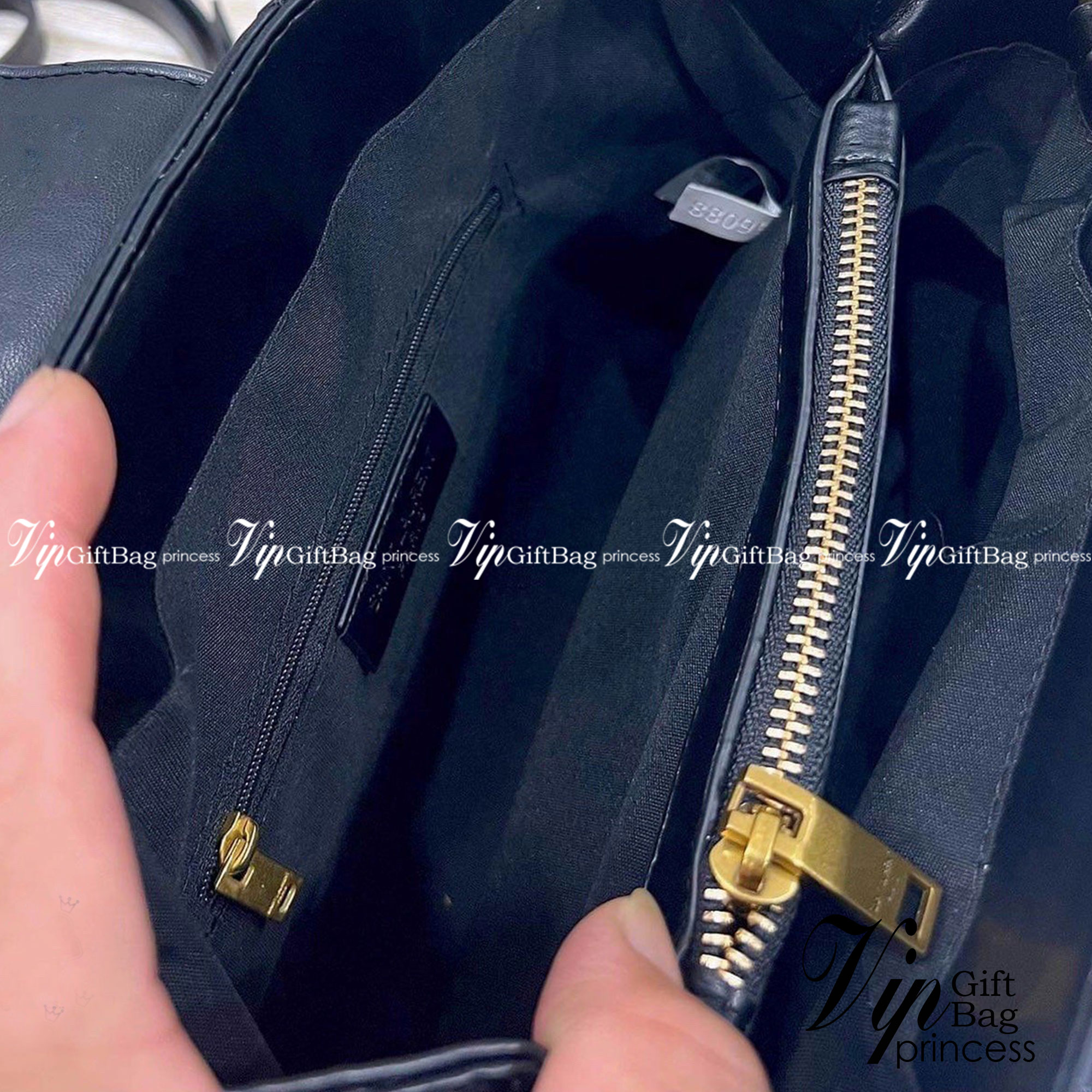 SAINT LAURENT YSL Loulou small quilted leather shoulder bag รุ่นยอดนิยม หายากที่สาวๆตามหา ใบนี้เลย!! สวยหรู ผู้ดี กระเป๋าสะพายไหล่ ดีไซน์อยู่ทรง สะพายได้ 2 แบบ สายหนังสลับโซ่ในตัว และสายยาวถอดได้ สวยคลาสสิคแฝงความหรูด้วยโลโก้สีทองอร่าม และสีเงินโดดเด่น สา