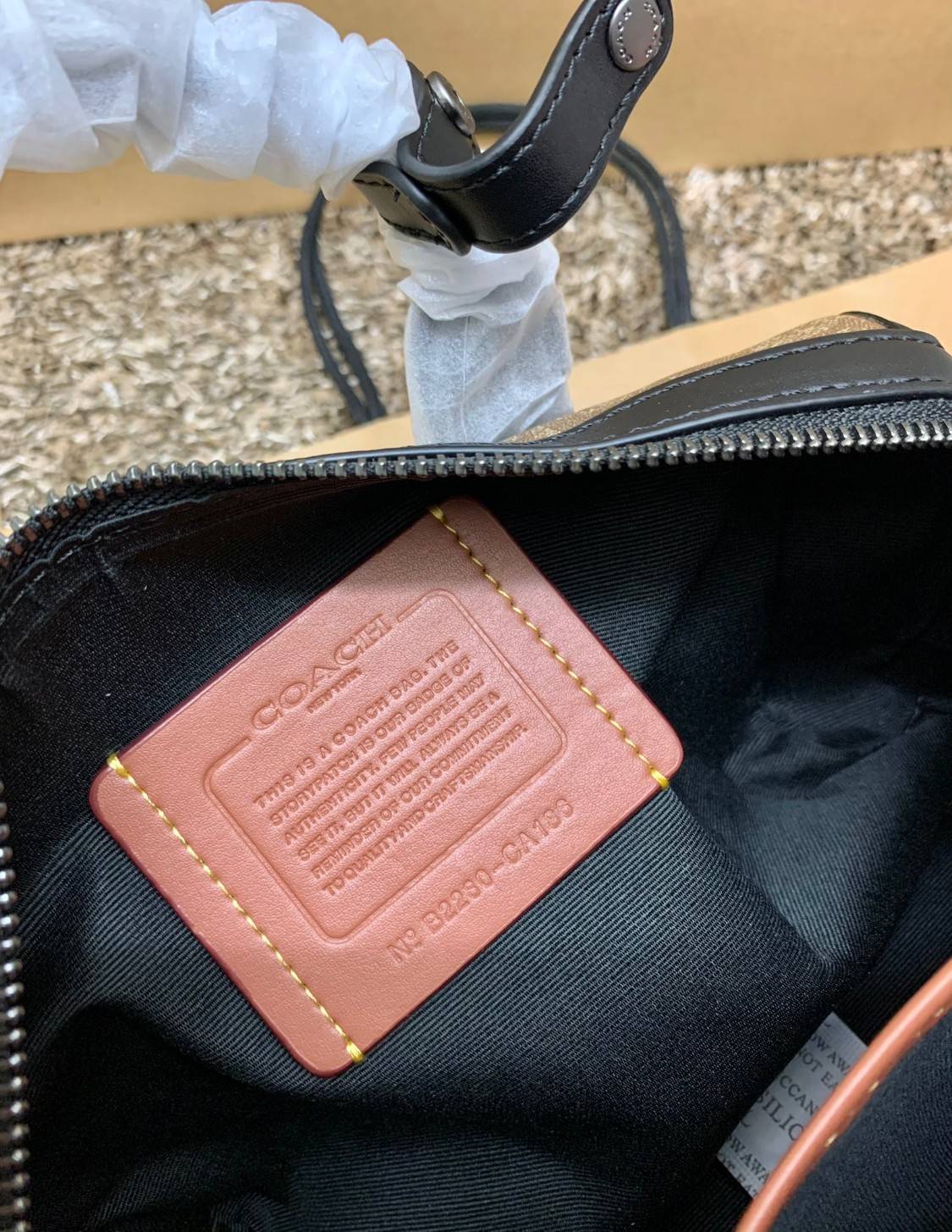 COACH GOTHAM DUFFLE 24 IN SIGNATURE CANVAS CA186 พร้อมส่ง กระเป๋าทรงหมอนรุ่นใหม่บ่าสุดปี 2022 รุ่นนี้สามารถใช้ได้ทั้งชาย//หญิง หนังแท้อย่างดี นิ่มทรงสวย มากๆค่ะ เปิด-ปิดกระเป๋าแบบซิปคู่ด้านบนมีกระดุมรวบหูหิ้วให้ด้วยนะคะ ภายในกระเป๋าสามารถใส่สัมภาระที่จำเป