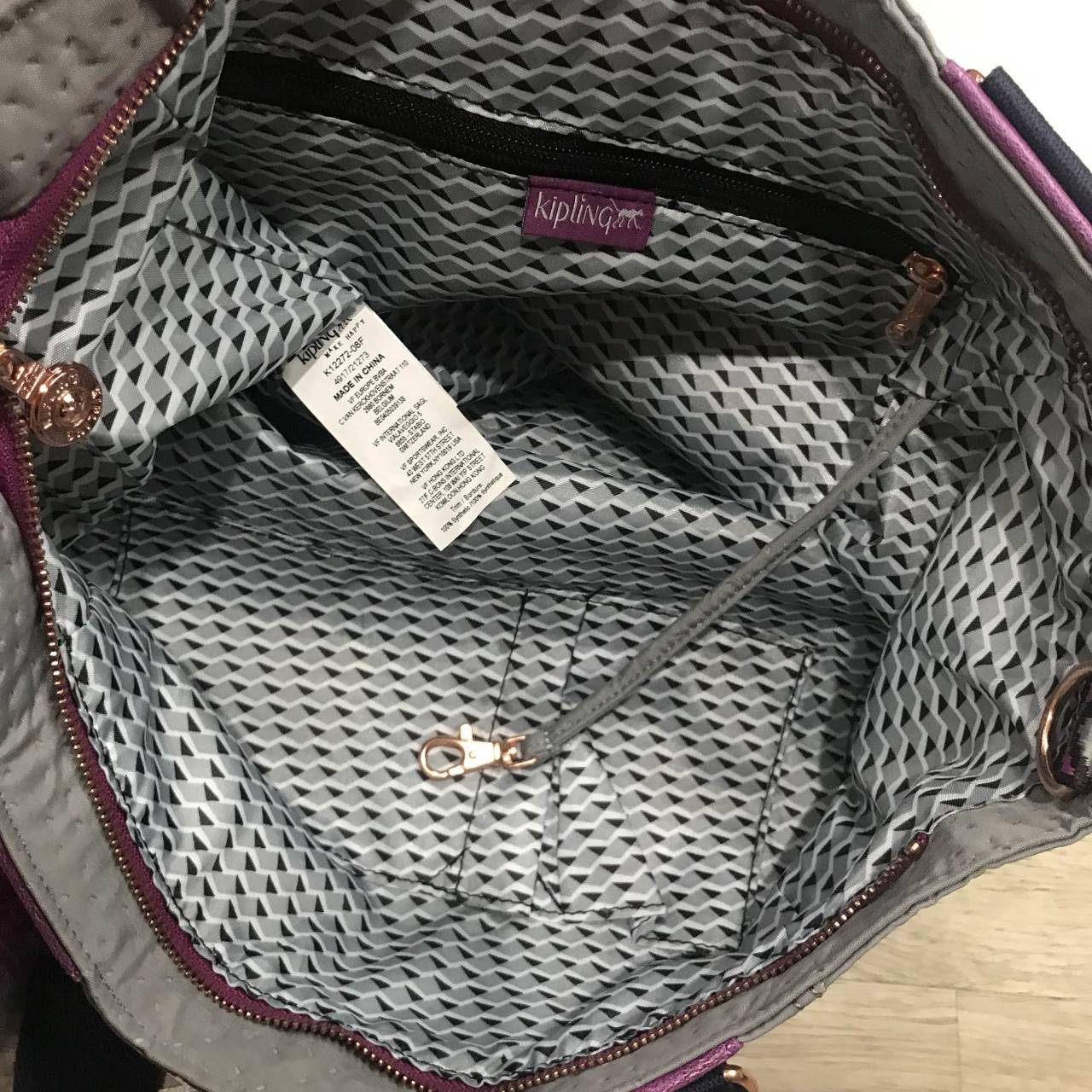 KIPLING SHOPPER BAG รุ่น Limited Rare items! สุดๆ วัสดุ Cotton+Polyester 100% ดีไซน์คลาสสิกมีลูกเล่นที่เทคเจอร์ตัวกระเป๋าสวยเป็นเอกลักษณ์เฉพาะของ Kipling หูหิ้วสะพายไหล่ได้ มือจับหูหิ้วเป็นหนังปั้มโลโก้ พวงกุญเเจลิงถอดเเยกใช้ได้ เปิดปิดด้วยซิป หัวซิปปั้มเ