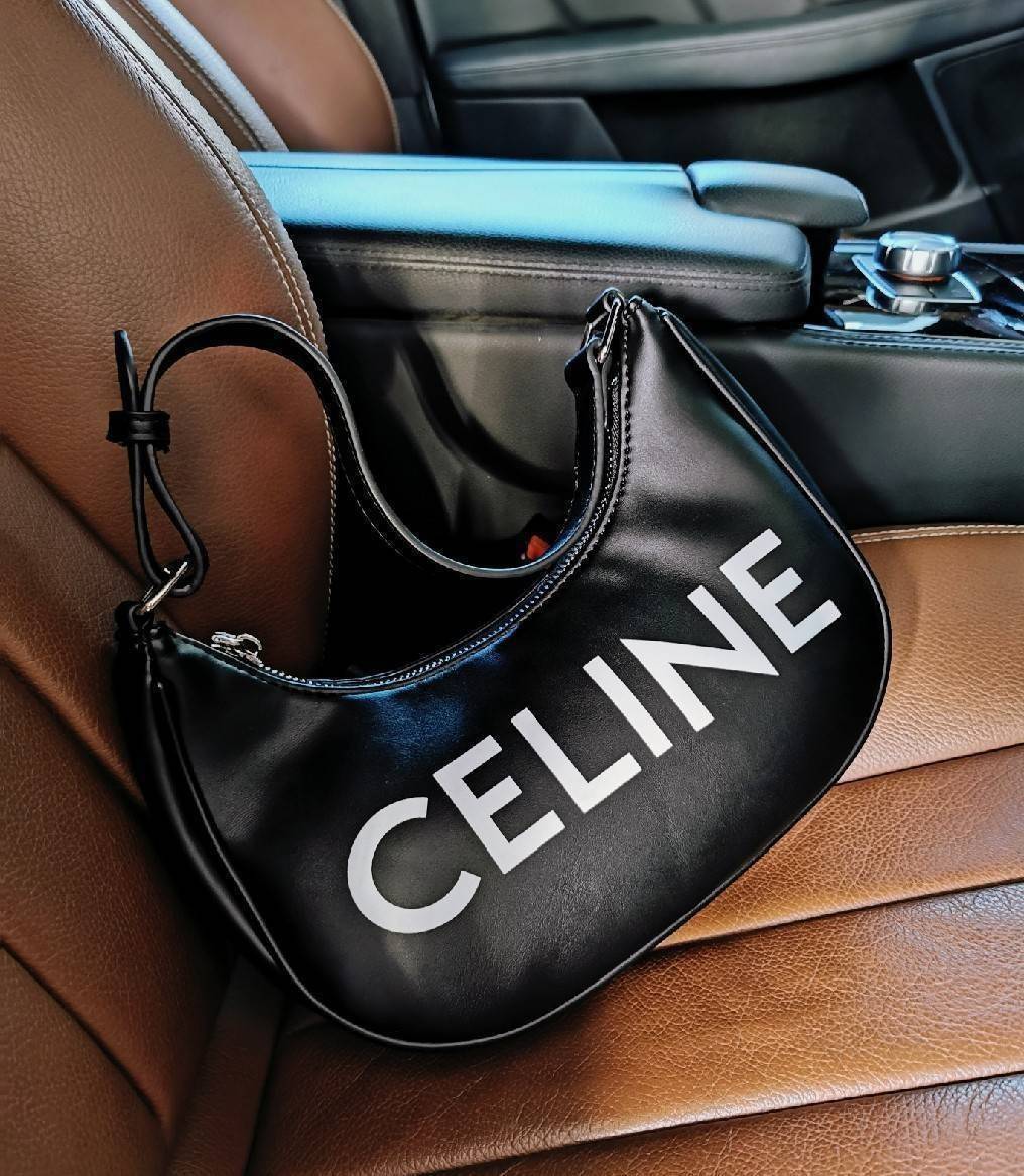 CELINE SHOULDER BAG VIP GIFT WITH PURCHASE (GWP) พรีเมี่ยมกิ๊ฟ Limited Edition จาก CELINE HAUTEPARFUME DUTYFREE COUNTER ดีไซน์ยอดนิยมหนังนิ่มสวยอยู่ทรงเปิดปิดด้วยซิปอะไหล่เงิน ภายในโล่งกว้างมีช่องเล็กสามารถใส่มือถือกระเป๋าสตางค์ใบยาวของใช้ได้จุ หูหิ้วหนัง