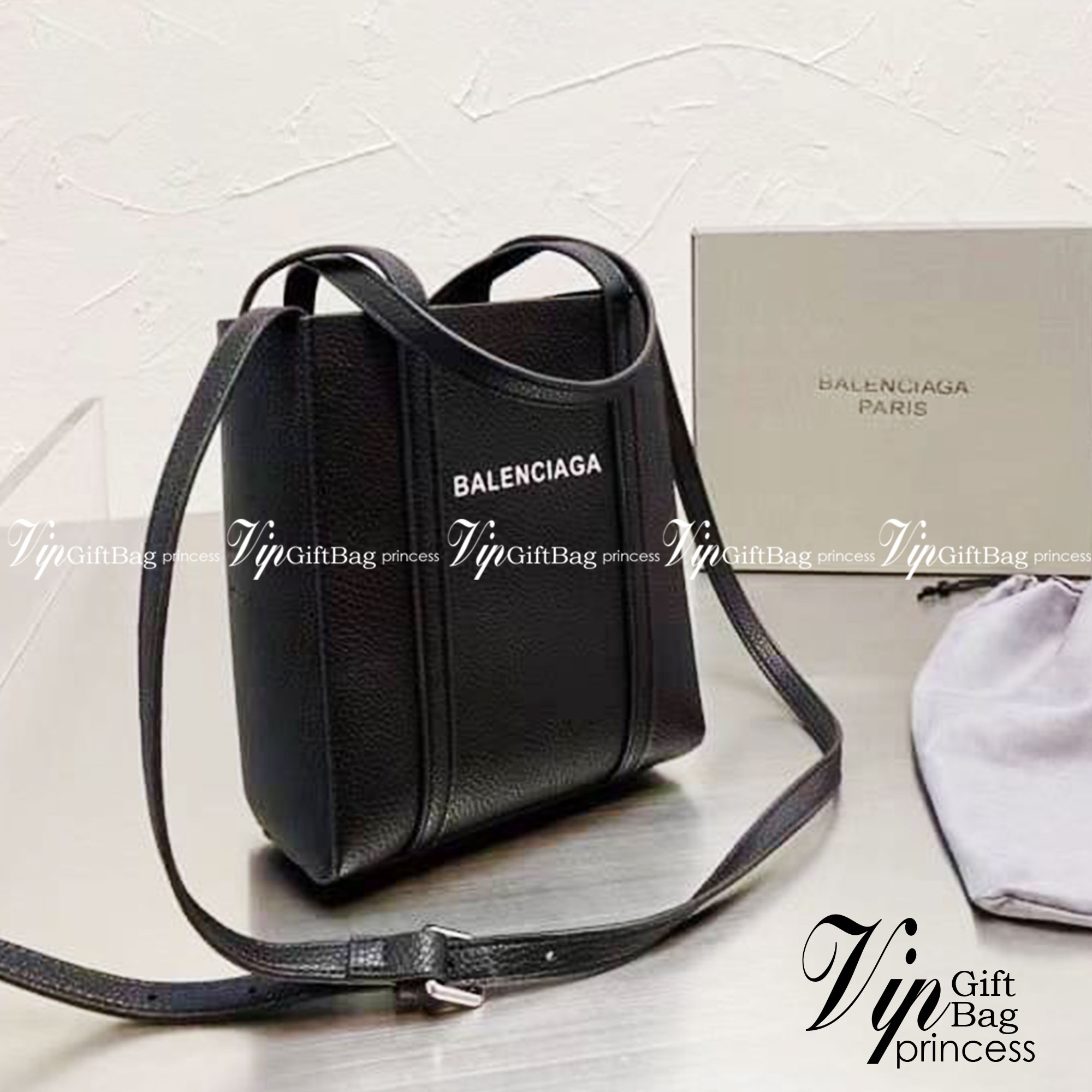 BALENCIAGA Everyday Tote Bag กระเป๋าโท้ทมินิไซส์ สาวๆอย่างเราถูกใจ ขนาดกะทัดรัด สีดำคลาสสิค ใช้ได้ในทุกโอกาส สะพายไปเรียน ไปทำงาน เหมาะทุกลุค วัสดุหนังคุณภาพดี สาวๆต้องไม่พลาดเลยน้า
