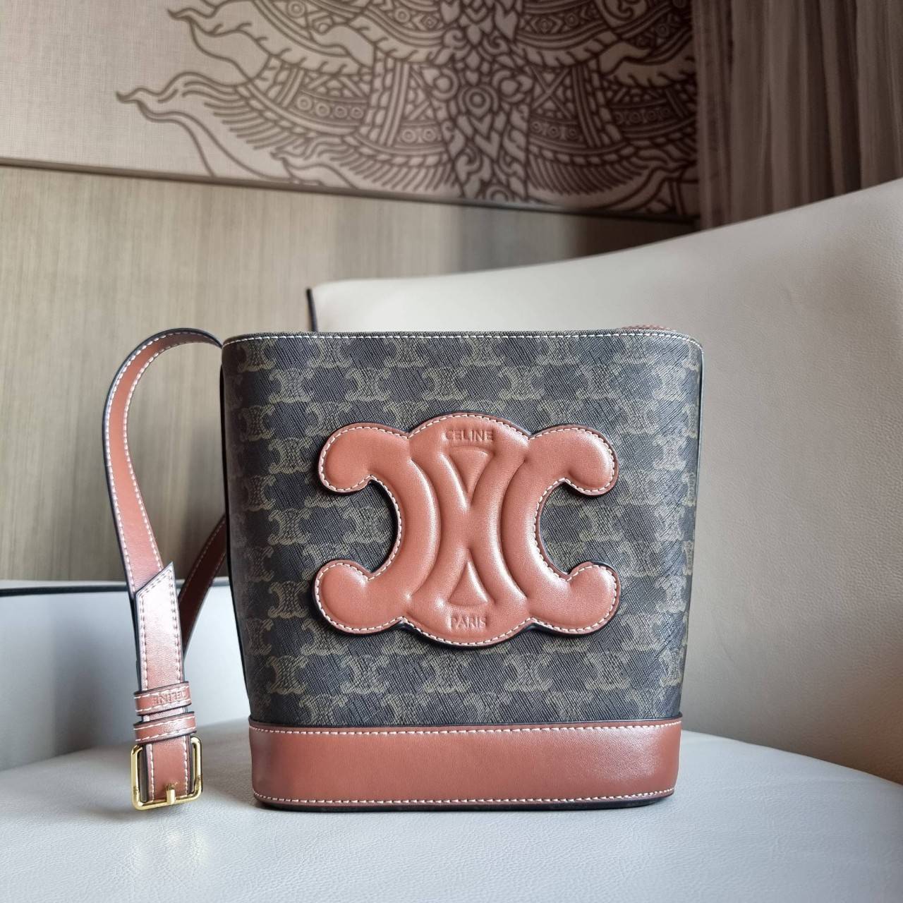 VIP 】CELINE BUCKET BAG CUIR TRIOMPHE คอลเลคชั่นใหม่ ฮิตข้ามปี กับกระเป๋าสะพายทรงถัง ใช้งานง่ายที่สุด สายสะพายในตัว ปรับใช้ได้เลย วัสดุหนังวัว เรียบหรู ผู้ดีไปอีก โดดเด่นด้วยโลโก้เอกลักษณ์ มีกระดุมปิดที่ปากกระเป๋า ภายในโล่งกว้าง ใส่ของแบบจุๆไปเลย เป็นรุ่นท