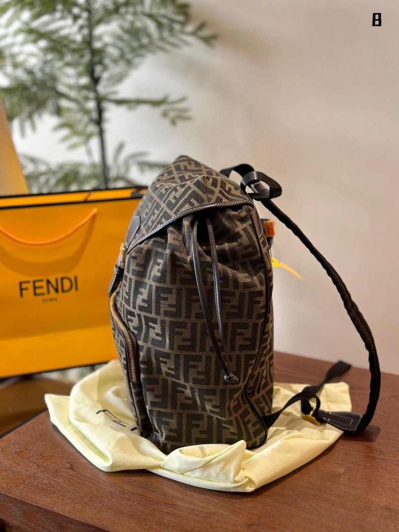 FENDI Zucca Monogram Backpack กระเป๋าเป้ FF ใบใหญ่จุของได้เยอะ นานๆจะมีมาในรูปแบบเป้ให้ครอบครองกันค่า! วันไหนๆ ในไทยหรือ ตปท.ใบเดียวจบ!! สินค้าแนะนำนาทีทองนี้ สามารถใข้ได้ทุกๆวัน ไม่ว่าจะในไทยหรือไป ตปท. ใบนี้เอาอยู่เลยค่า!!