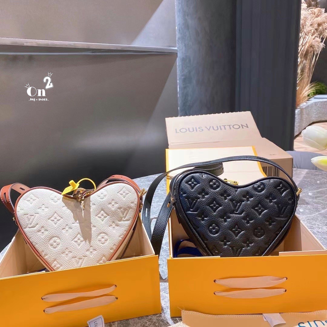 LV Sac Coeur handbag / LV Heart Puffy Bag ปังไม่ไหว กระเป๋าสะพายรูปทรงหัวใจ งานสวยเป๊ะ หนังปั้มลายโมโนแกรม แมทง่ายเข้าได้ทุกลุค ภาพสินค้าถ่ายจากงานขายจริง ใช้งานต่างประเทศได้