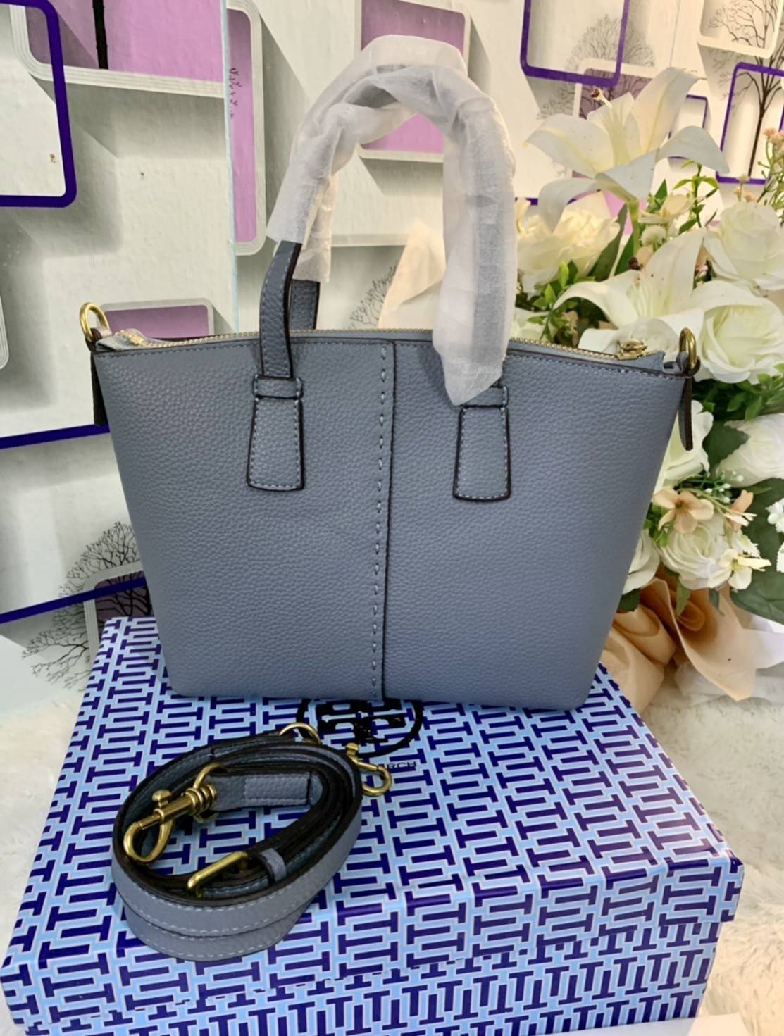 Tory Burch McGraw Mini Top Zip Satchel กระเป๋าสะพายทรงสวย ขนาดกำลังดี หูจับถนัดมือ วัสดุหนังแกะสังเคราะห์หนังสวยเงาขึ้นรูป ประดับโลโก้แบรนด์ด้วยหนังที่ด้านหน้า จะสะพายข้างหรือcrossbody ได้หมด แมทกับชุดได้ง่าย น้ำหนักเบาค่ะ มาพร้อมสายสะพายยาวปรับระดับได้ ถ