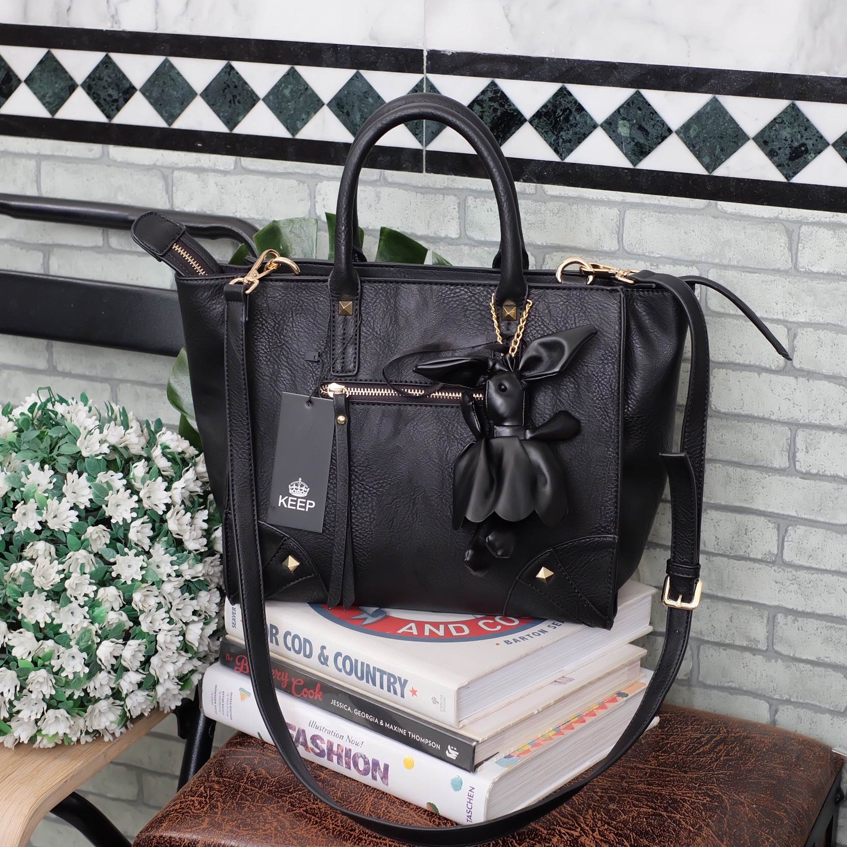 รุ่นใหม่ล่าสุดเลย ห้ามพลาดน๊า !! จากแบรนด์ KEEP รุ่น Teena mini handbag (( size นี้ ใส่กระเป๋าตังค์ยาว และโทรศัพท์ได้ทุกรุ่นคะ )) กระเป๋าสะพายข้าง ขนาดกะทัดรัด หนังเนื้อดี ลายหนังชัด ทนทานคะ น้ำหนักเบา ดีไซด์ ทันสมัย เข้าได้กับทุกชุด สายสะพายเป็นสายหนังปร