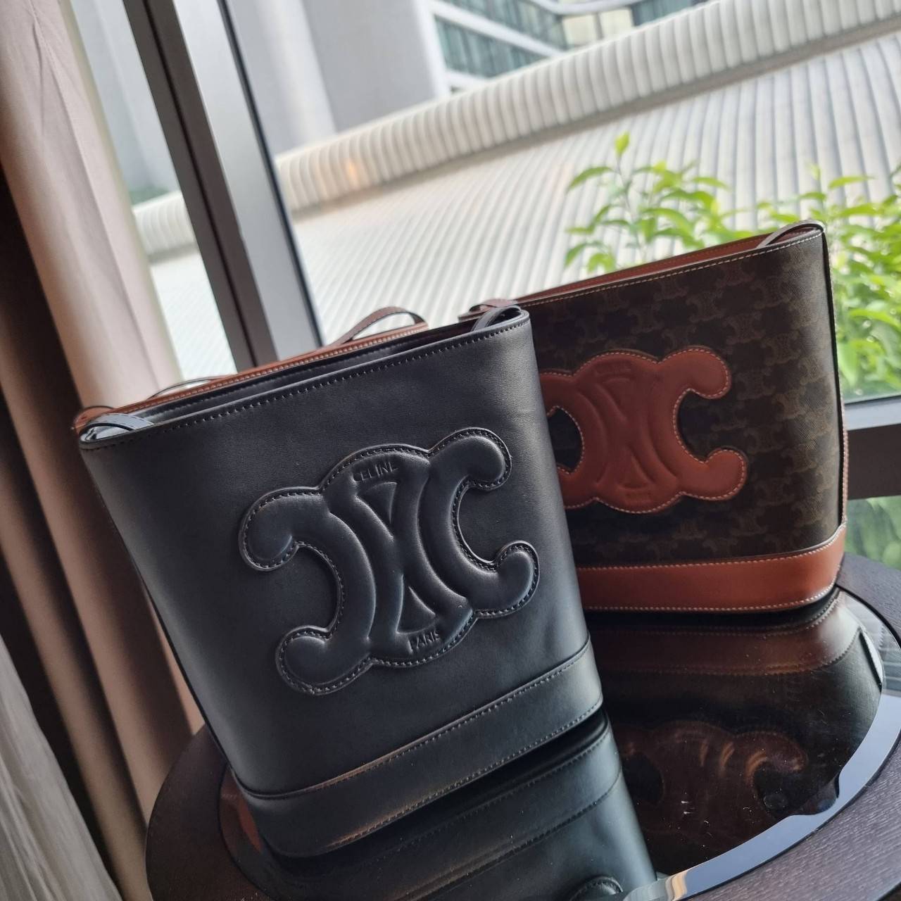 VIP 】CELINE BUCKET BAG CUIR TRIOMPHE คอลเลคชั่นใหม่ ฮิตข้ามปี กับกระเป๋าสะพายทรงถัง ใช้งานง่ายที่สุด สายสะพายในตัว ปรับใช้ได้เลย วัสดุหนังวัว เรียบหรู ผู้ดีไปอีก โดดเด่นด้วยโลโก้เอกลักษณ์ มีกระดุมปิดที่ปากกระเป๋า ภายในโล่งกว้าง ใส่ของแบบจุๆไปเลย เป็นรุ่นท