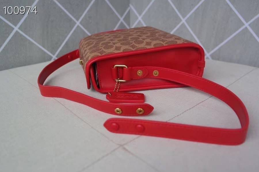 Coach M1980-148 Turnlock style twist lock bag shoulder messenger handbag elegant atmosphere พร้อมส่งแบบไม่ต้องรอพรี กระเป๋าสะพายข้างมัลติฟังก์ชั่น ที่ใช้งานได้ 2 แบบ จะคล้องแขน คล้องไหล่ วัสดุหนัง glovetanned คุณภาพดี สวยหรู ภายในตัวกระเป๋าใส่ของได้สบายๆ 