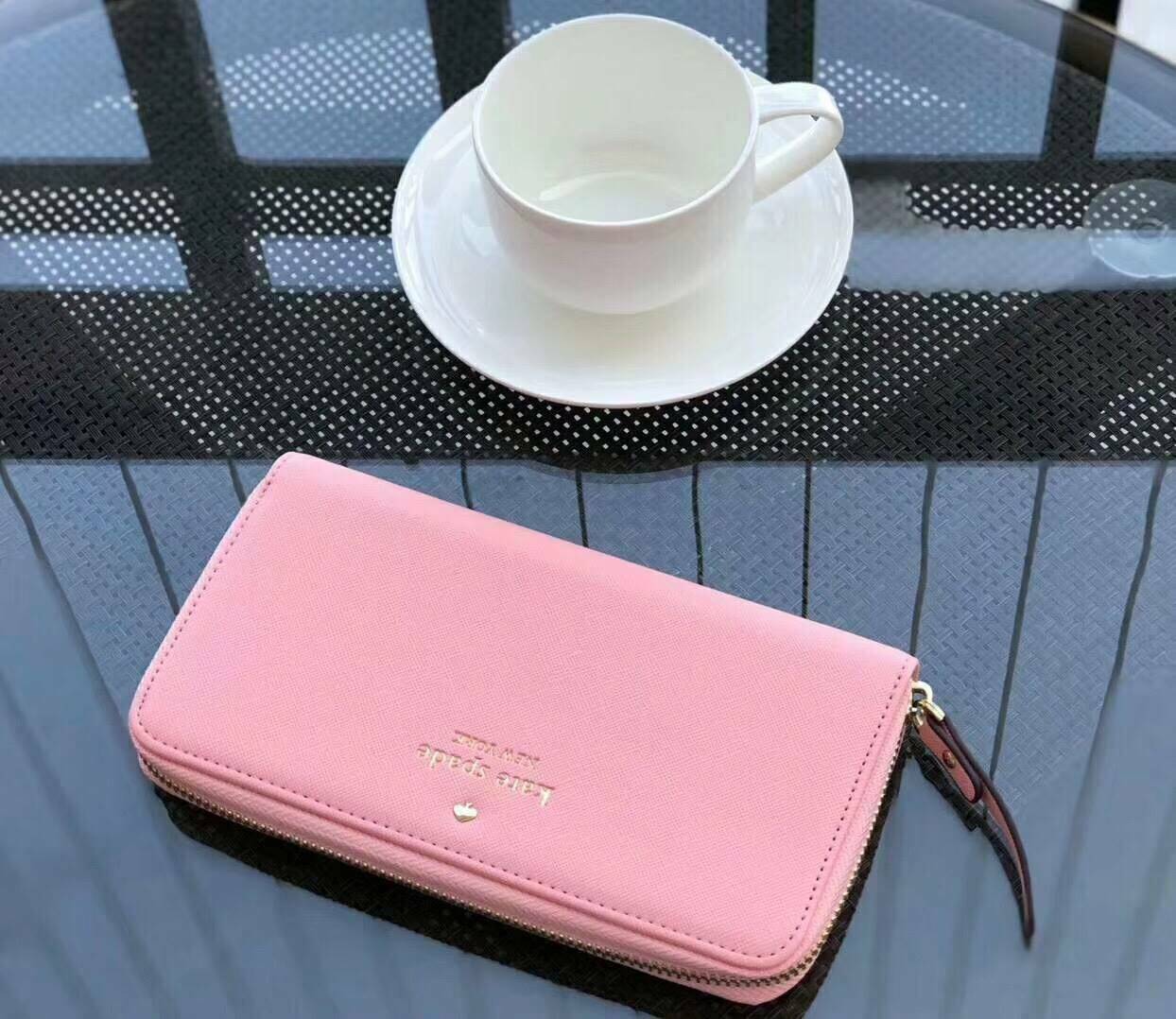 KATE SPADE LONG WALLET กระเป๋าสตางค์ใบยาวรุ่นใหม่ล่าสุดหนัง Saffiano สไตล์ PRADA สวยน่าใช้ ภายในมีช่องซิป1ช่อง และช่องใส่บัตรหลายช่อง ใส่เหรียญ บัตรได้เยอะ ตัวจริงสวยน่าใช้มากค่ะ